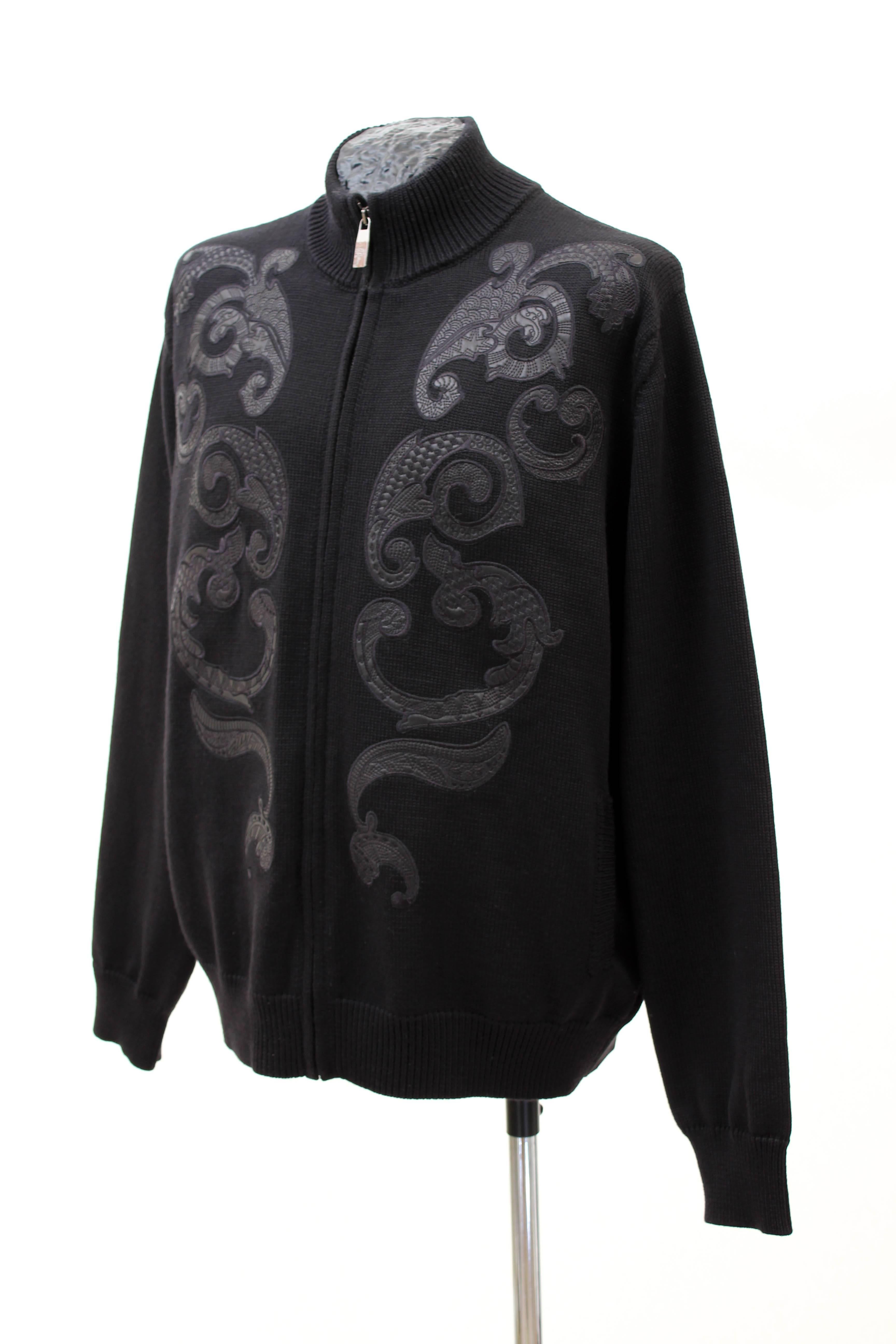VERSACE  CARDIGAN for MEN

 Bring a touch of luxury to a chic everyday wardrobe with VERSACE's black wool cardigan.

You'll be wearing this classic piece for seasons to come!

100% wool
Tonal Barocco applique
Color: Black
Long sleeves