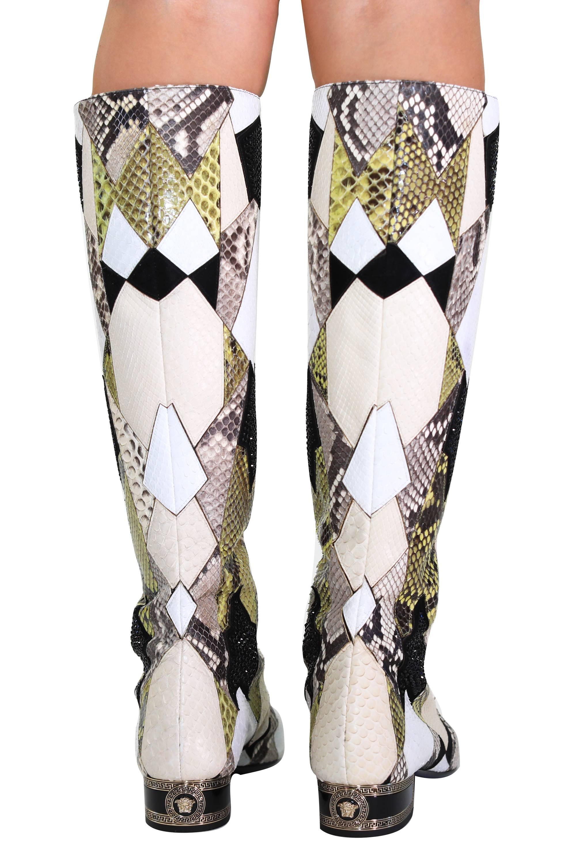 Versace - Bottes gladiateur en python ornées de cristaux avec bout ouvert, taille 37, état neuf Neuf - En vente à Montgomery, TX