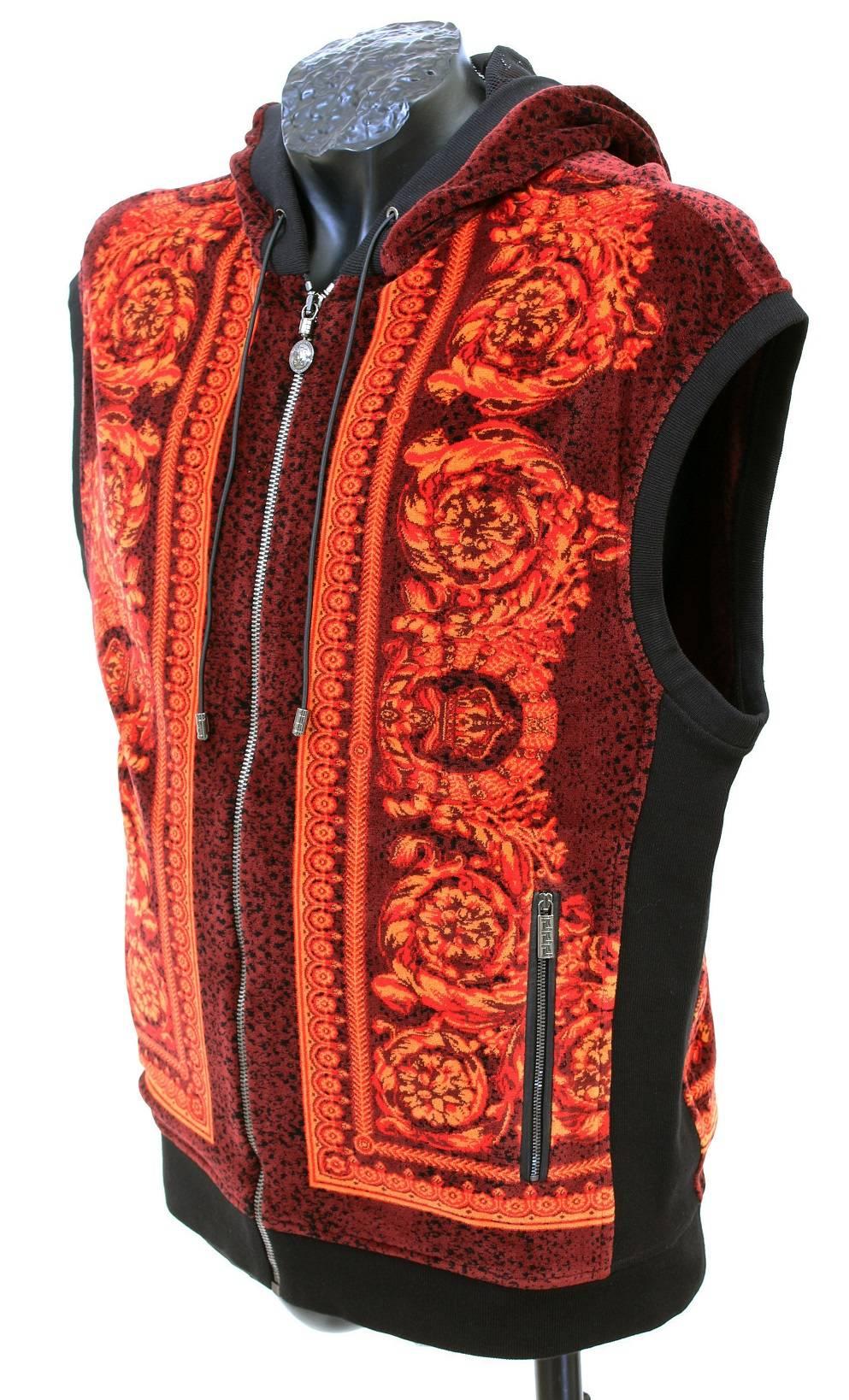 VERSACE VELVET JACKET for MEN


Rich baroque printed velvet sleeveless jacket from Versace featuring a hood, a front zip and leather trim.
The hood has mesh lining. Two side pockets.
Two inner IPOD size pockets
Shell: 82% cotton, 18% Polyamide.