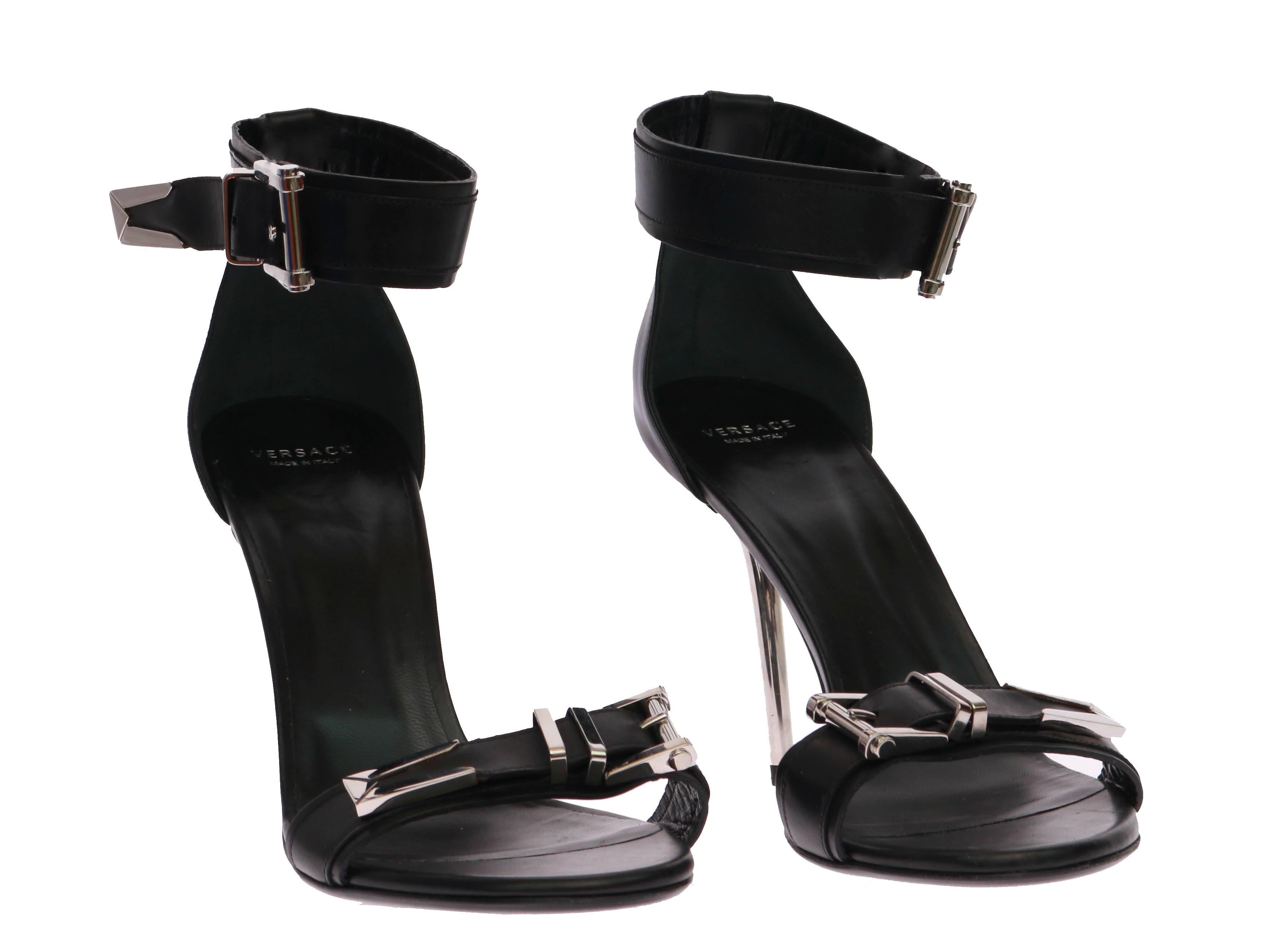 Noir  VERSACE Sandales en cuir noir avec talons  talons mtalliques Taille 41 en vente