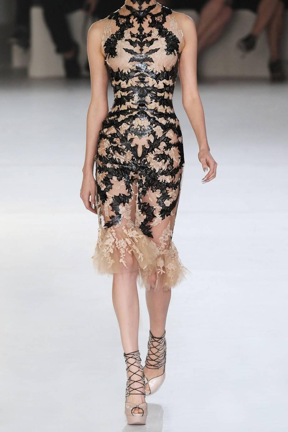 ALEXANDER MCQUEEN Laser-cut patent-leather and lace dress.

Antique-rose lace
Black laser cut patent-leather appliqués, fully lined
Concealed zip and hook fastening at back
72% cotton, 28% polyamide; lining: 100% silk

IT size 40 - US 6

Pristibe
