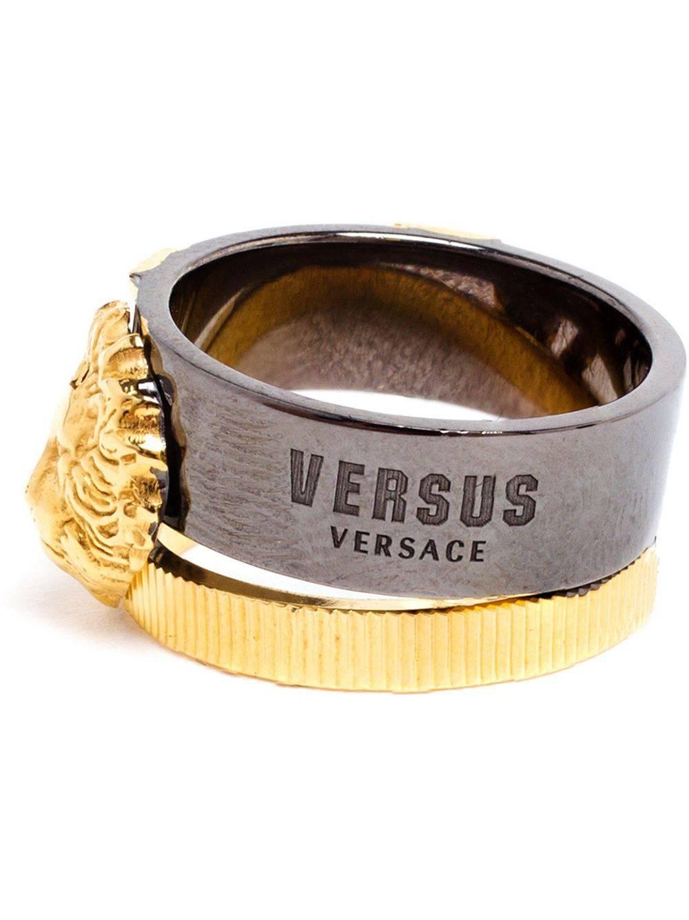 VERSACE

Anthony Vaccarello X Versus Versace lion ring for Women
 
A definitely cool accessory.

To wear at any time of the day or night, it is perfect for making every look unique and incomparable.

Made in Italy


Approx. US Size 6


New, with
