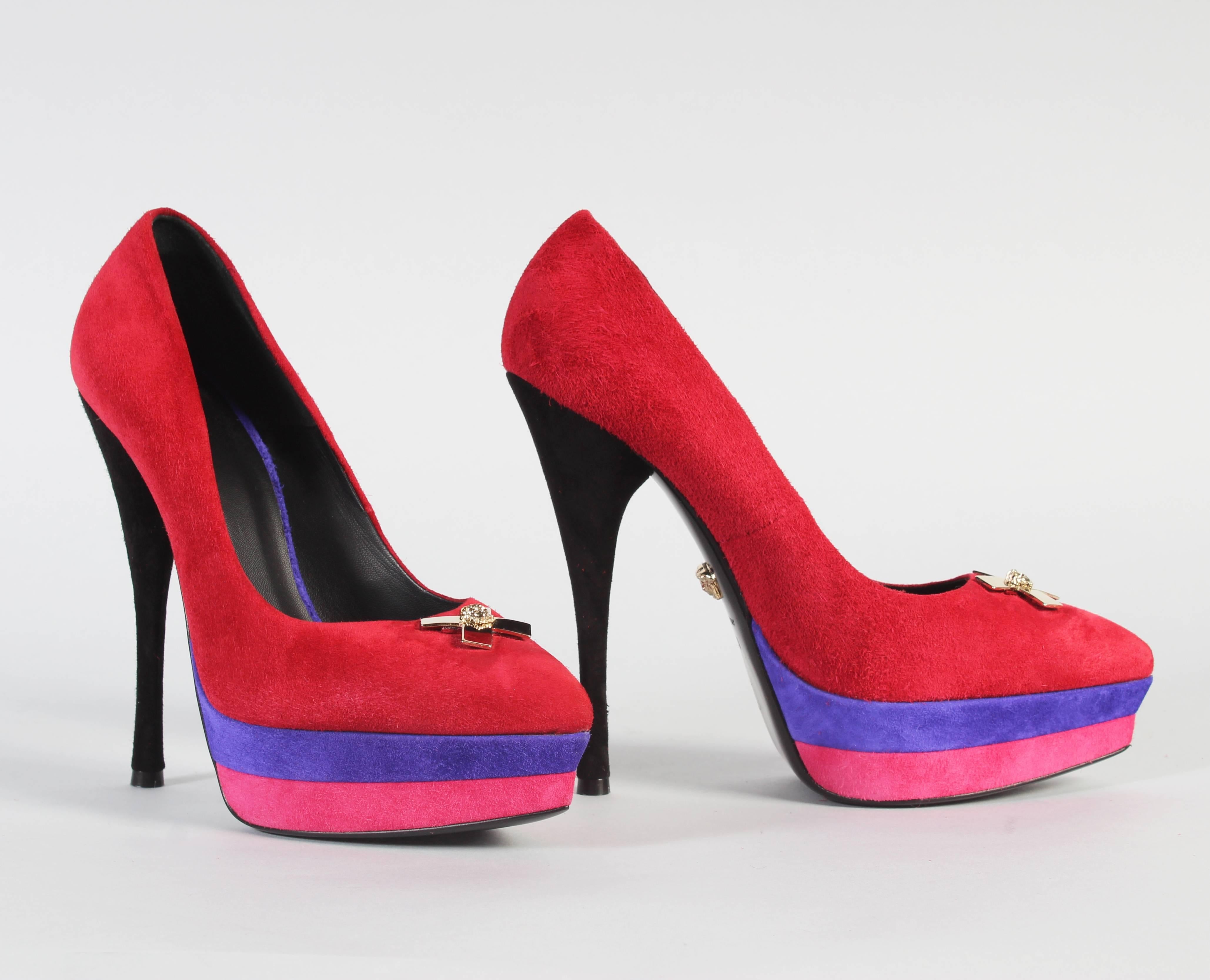 Versace 


Palazzo Color Stack Pump

High heel, multi-color, suede leather pumps from the Palazzo line, 

with a color stacked platform, central Medusa Head and pointed toe.



Closed, pointed toe
Color stacked sole
Central Medusa Head
100%