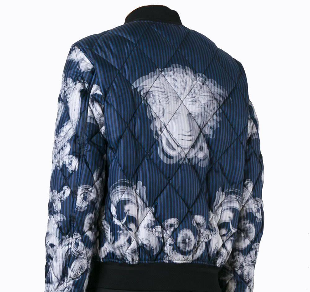 VERSACE 
'Lenticular Foulard' 
BOMBER JACKET
 
This bomber jacket from Versace featuring iconic print and quilted 100% silk, cotton ribbed neck, hem and cuffs and silver front zip fastening/

Tonal stitching. 

Shell: 100% silk. 

Inner: 100%