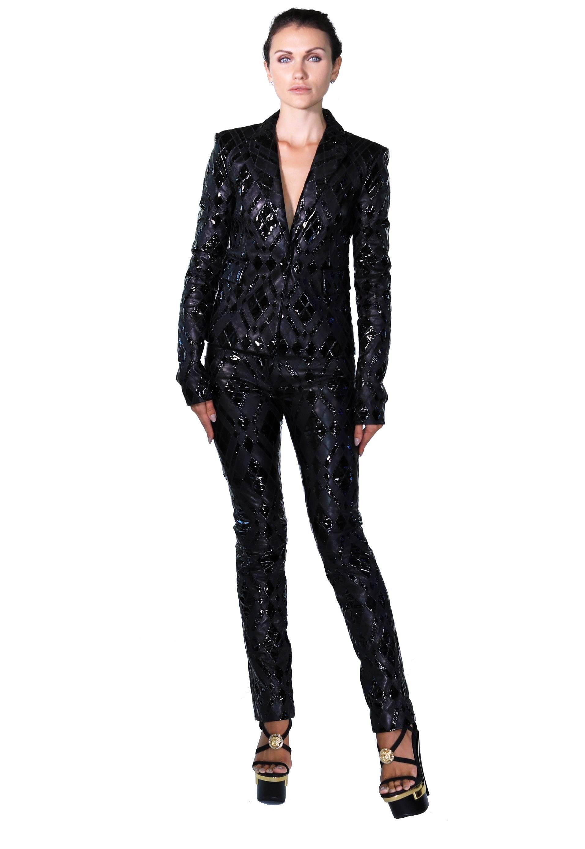 Brand New 



VERSACE

Pant Suit

100% Leather

Patchwork

Fully lined

IT Size 38 - US 2

Brand New, with tags. Comes with Versace hanger and Versace travel garment bag.