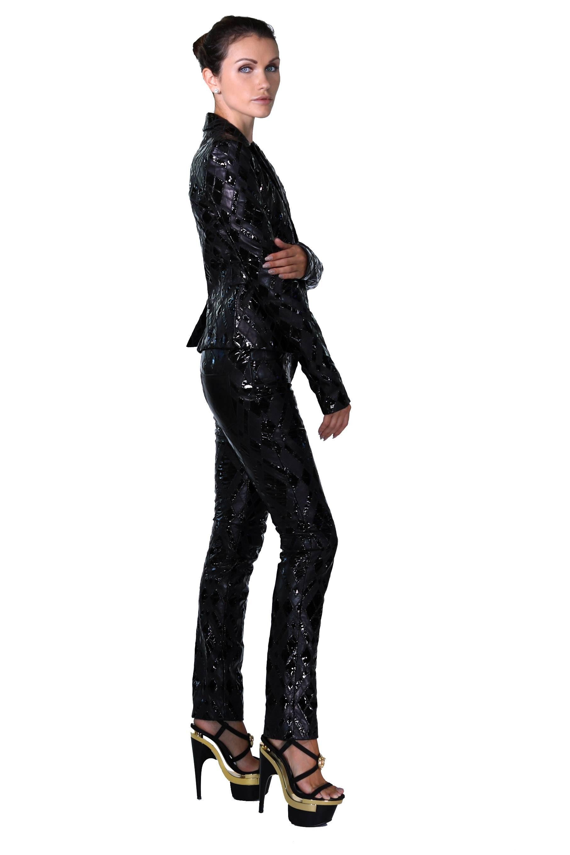 Noir Tailleur pantalon en cuir noir patchwork Versace en vente