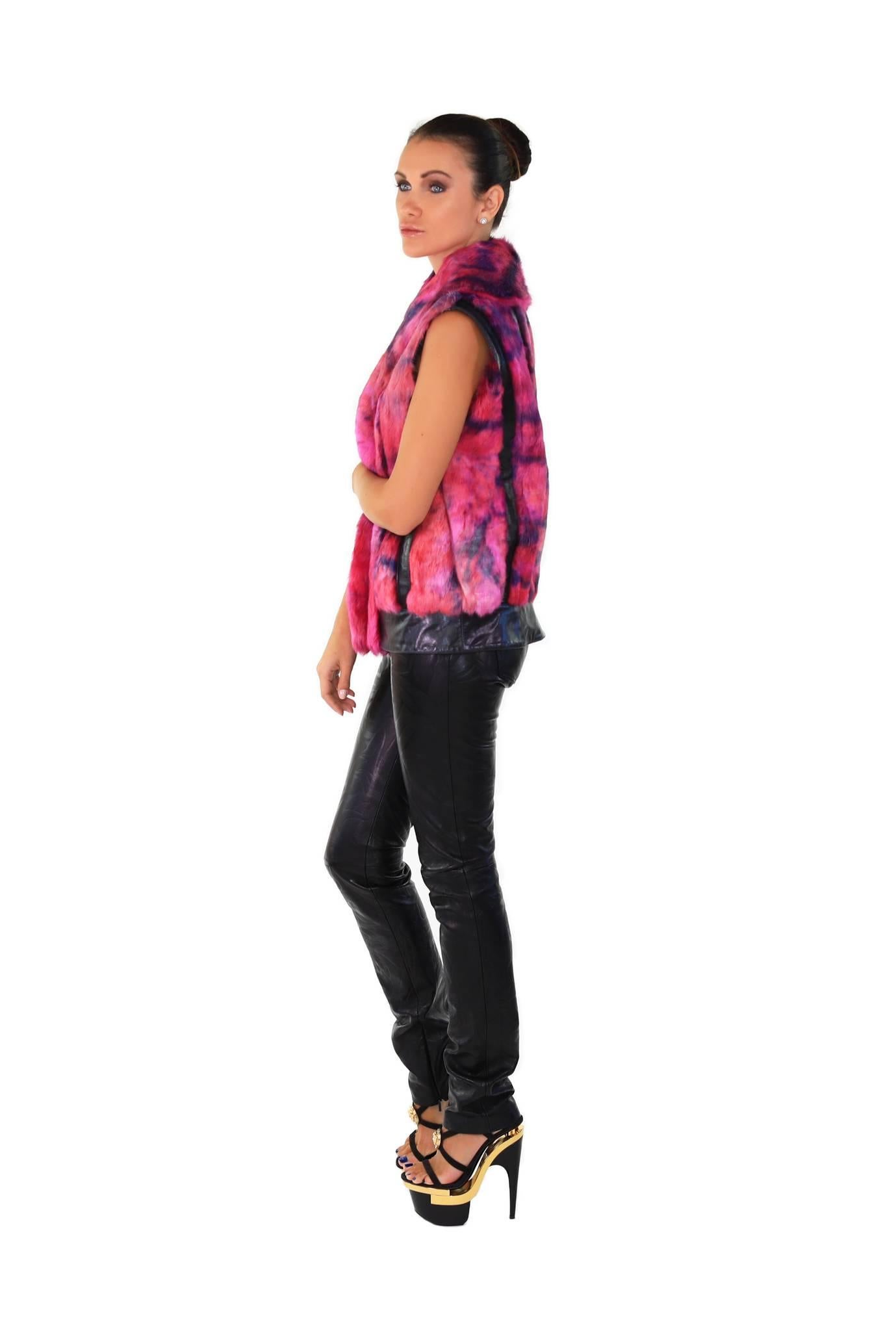 VERSUS VERSACE - Veste à manches en fourrure rose avec cuir noir, état neuf Pour femmes en vente