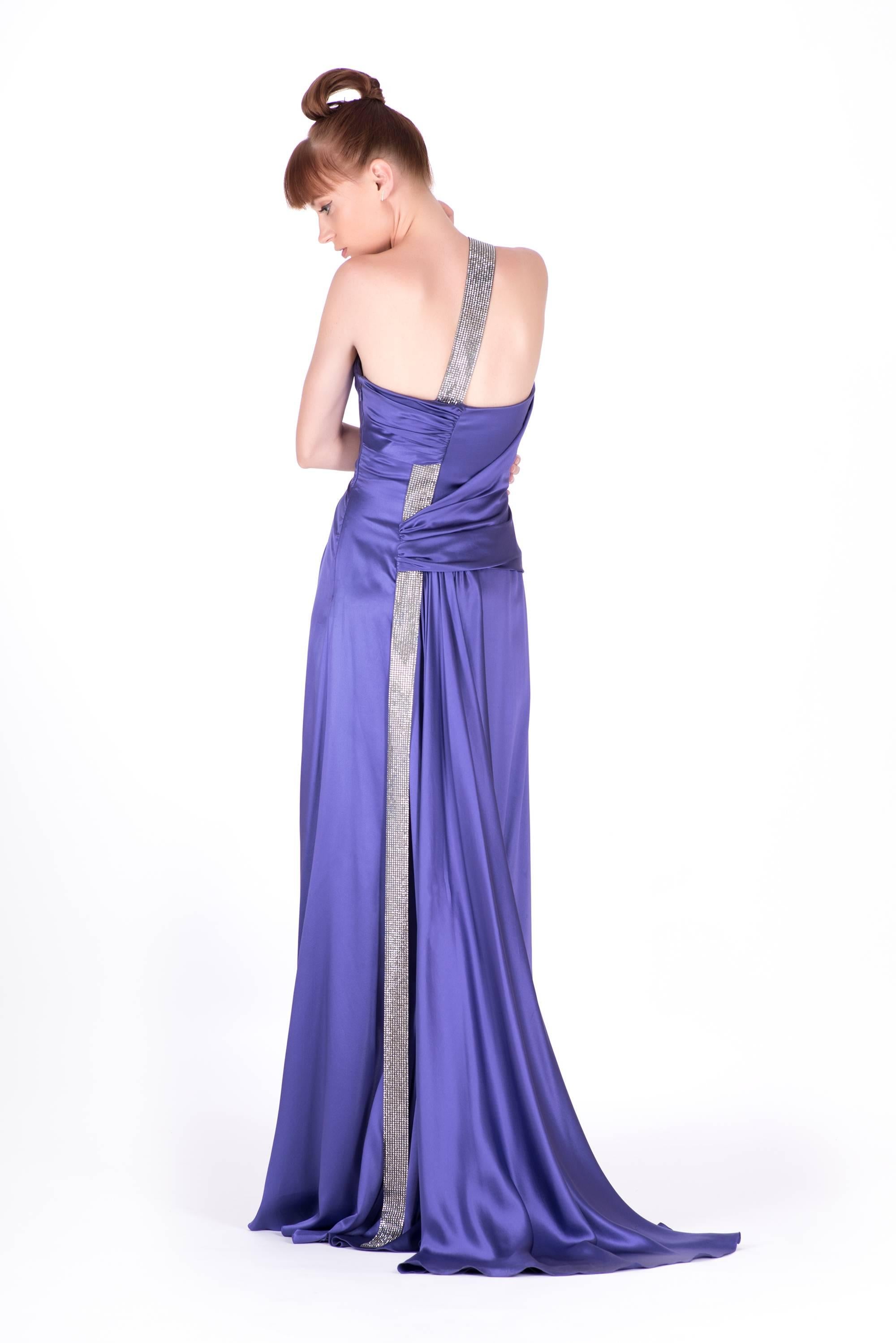 Versace - Robe longue 100 % soie, ornée de cristaux violets, 38 - 2, état neuf, 8 935 $ Neuf - En vente à Montgomery, TX