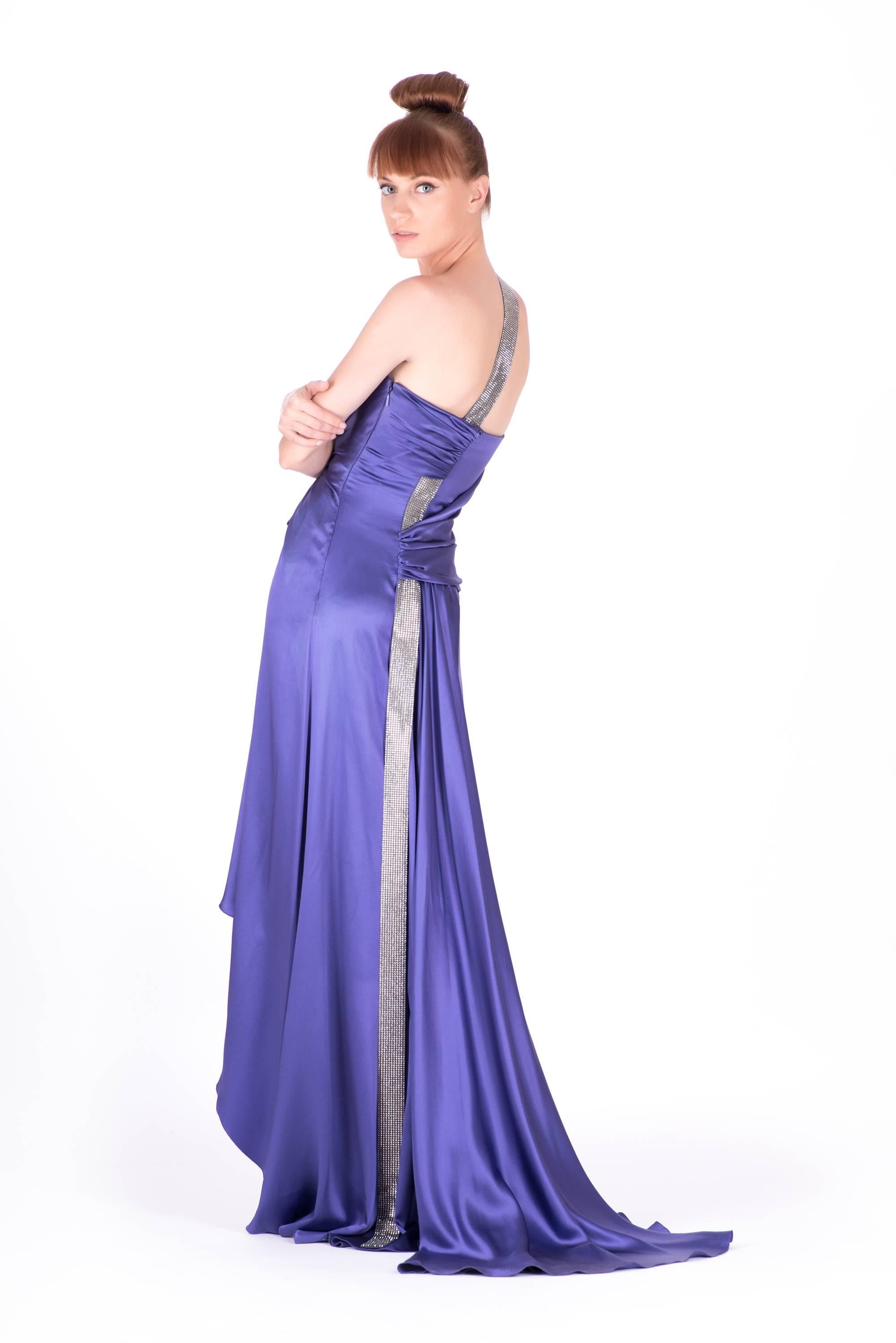Versace - Robe longue 100 % soie, ornée de cristaux violets, 38 - 2, état neuf, 8 935 $ Pour femmes en vente