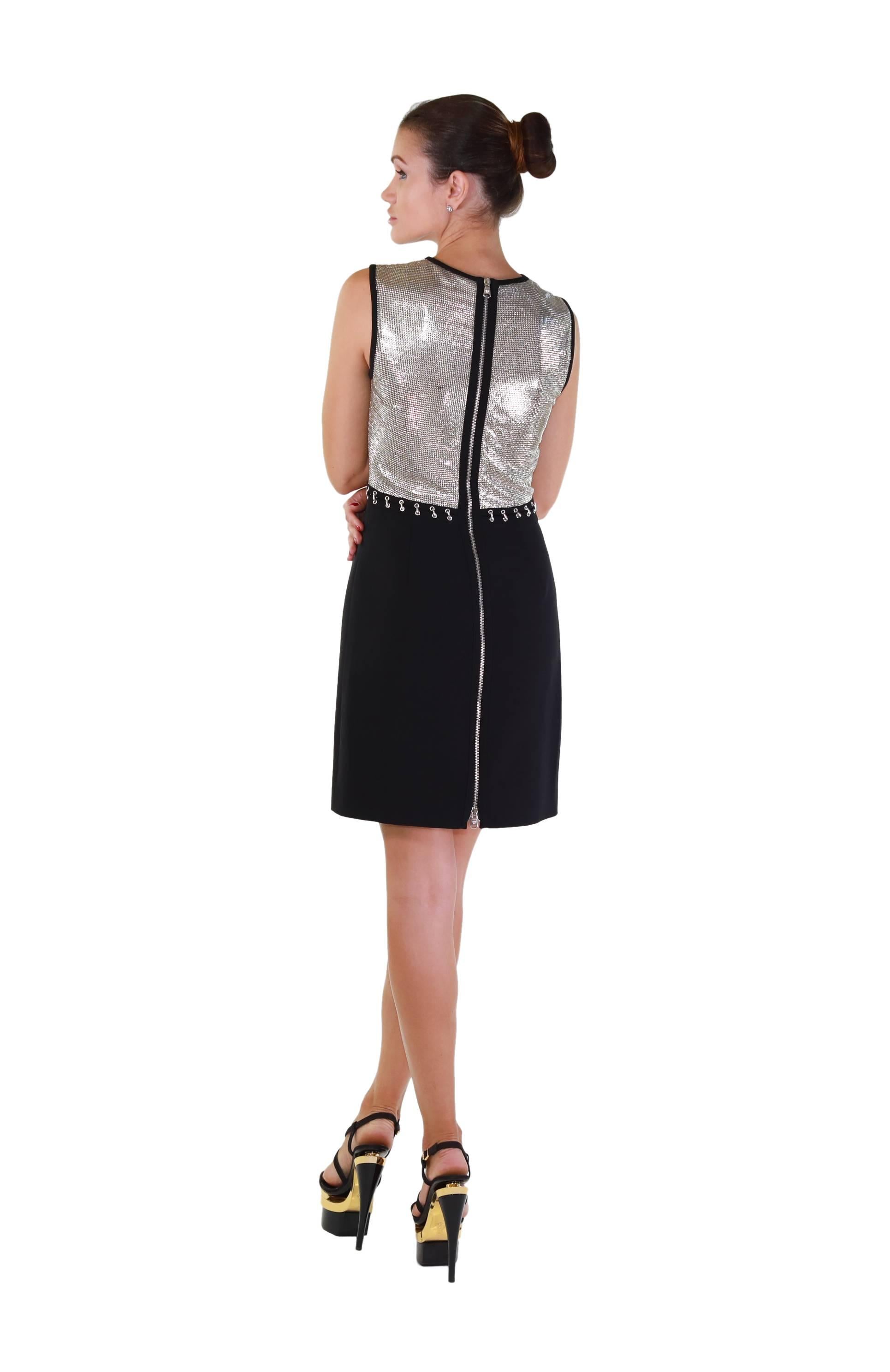 Versace - Robe sans manches en maille métallique noire avec chaîne Pour femmes en vente