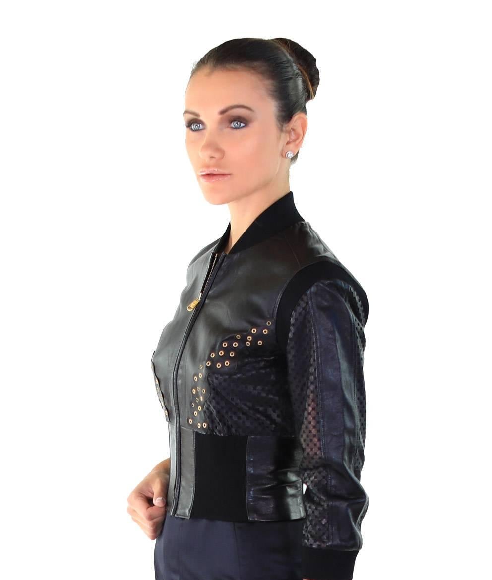 VERSACE 

CROPPED JACKET 
COLOR: BLACK 

100% LEATHER
GOLD TONE STUDS

Ribbed Knit Hem, Perforated Details

Made in Italy

Size  38 - US 2

 New, with tags.