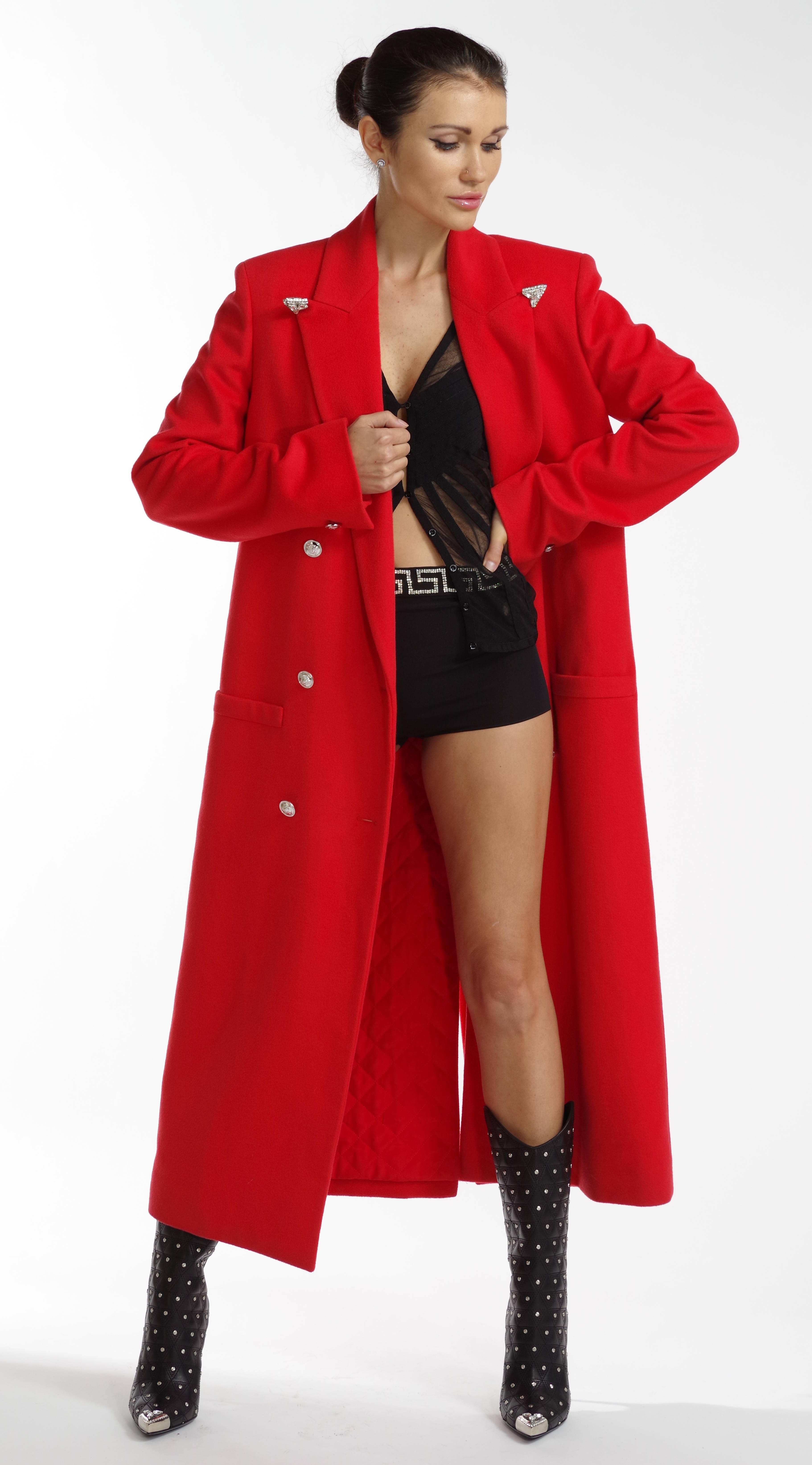 VERSACE
Long coat in red

This wool cashmere coat from Versace features a crystal-tipped notch lapel, full-length sleeves, slip front pockets, and a single vent at back.

Double breasted medusa logo button fastenings

90% wool, 10% cashmere
Quilted