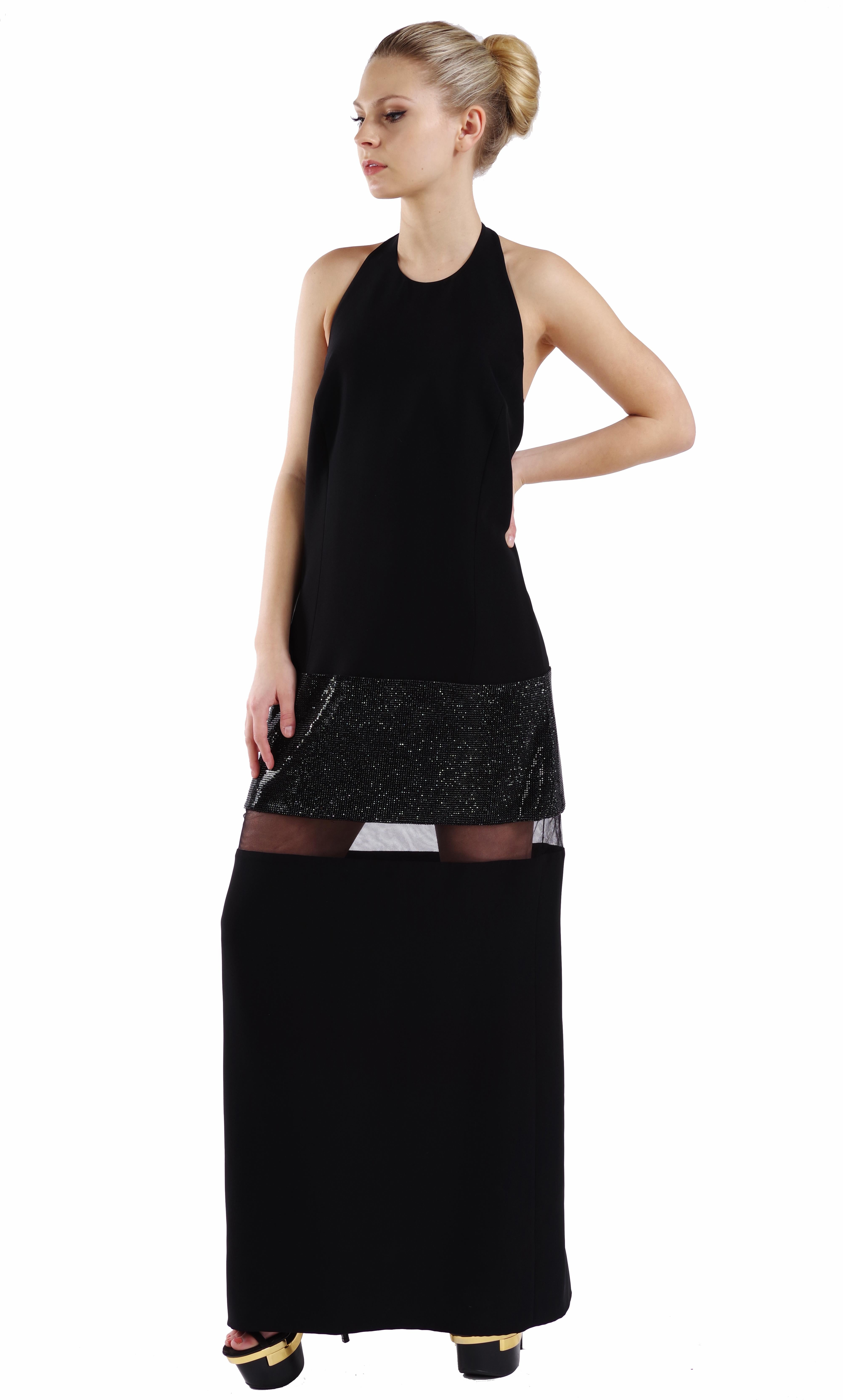 VERSACE 


S/S 2015 look # 42

Robe longue ornée de cristaux

La robe en soie noire de Versace est un exemple de glamour à haute teneur en carbone. 

Il présente une silhouette droite avec un panneau de tulle en maille transparente et un
