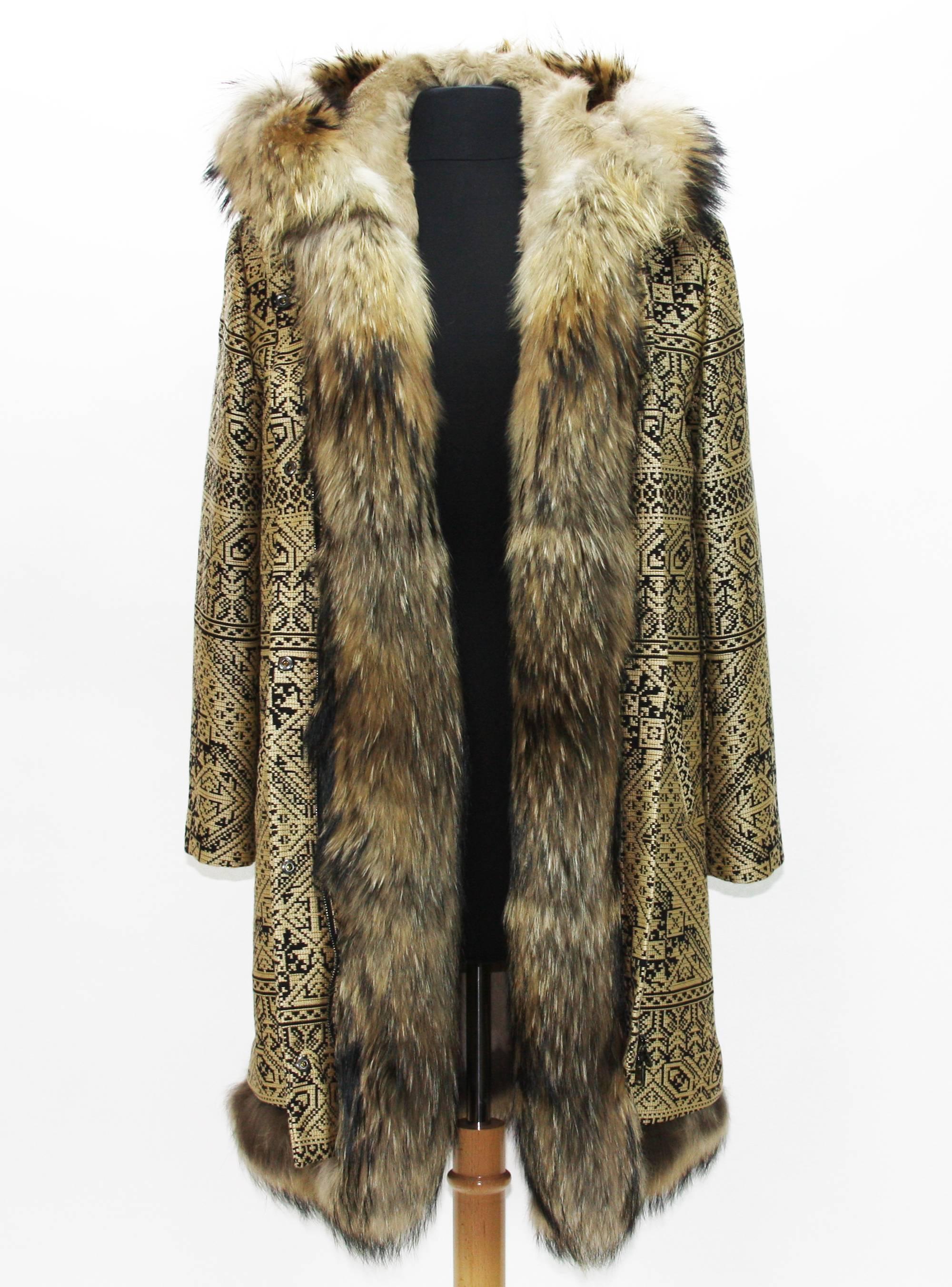 ETRO JACQUARD FUR LINING HOODED COAT
ITALIAN SIZE 44 – US 8
DETACHABLE FUR LINING – 90% DYED RABBIT, 10% ASIATIC RACCOON
ORIGIN – SPAIN & FINLAND
COAT FABRIC CONTENT – 52% VOSCOSE, 48% COTTON
FRONT ZIPPER AND FASTENING CLOSURE
ATTACHED