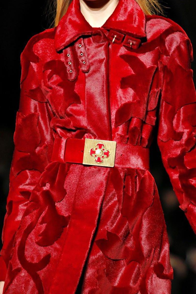 De las mujeres Cinturón Versace Runway de piel de becerro roja con hebilla cruzada, F / W 2011  en venta