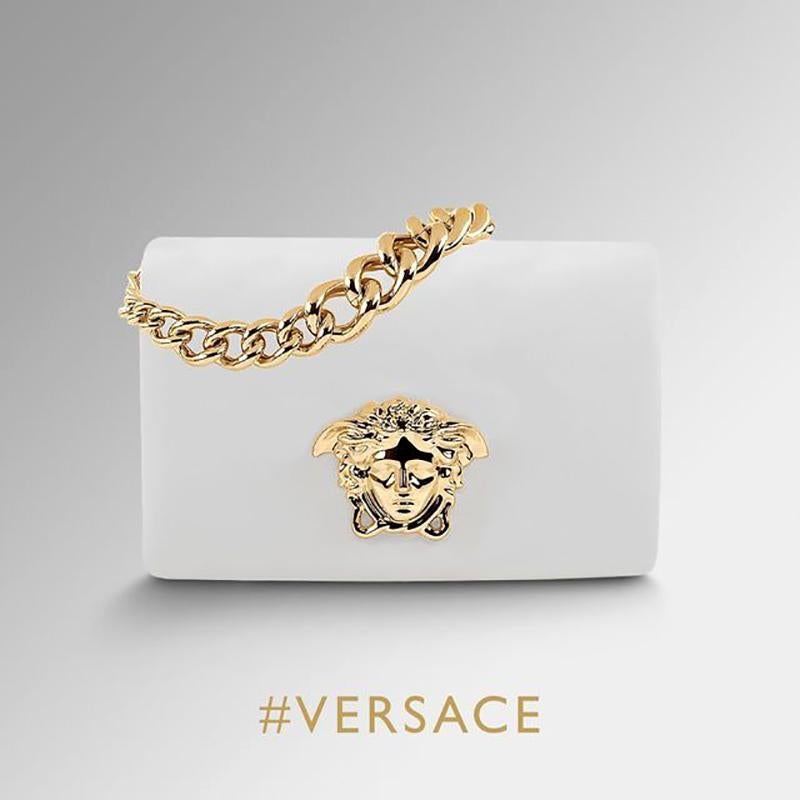 NEW VERSACE BAG

Elegant optic white leather evening bag with gold Medusa Head on front slap closure. 

Features a metal chain shoulder strap, triple gusset compartment and silk lining.  
Length: 24 cm
Width: 7 cm
Height: 17 cm

Brand New, with tags.