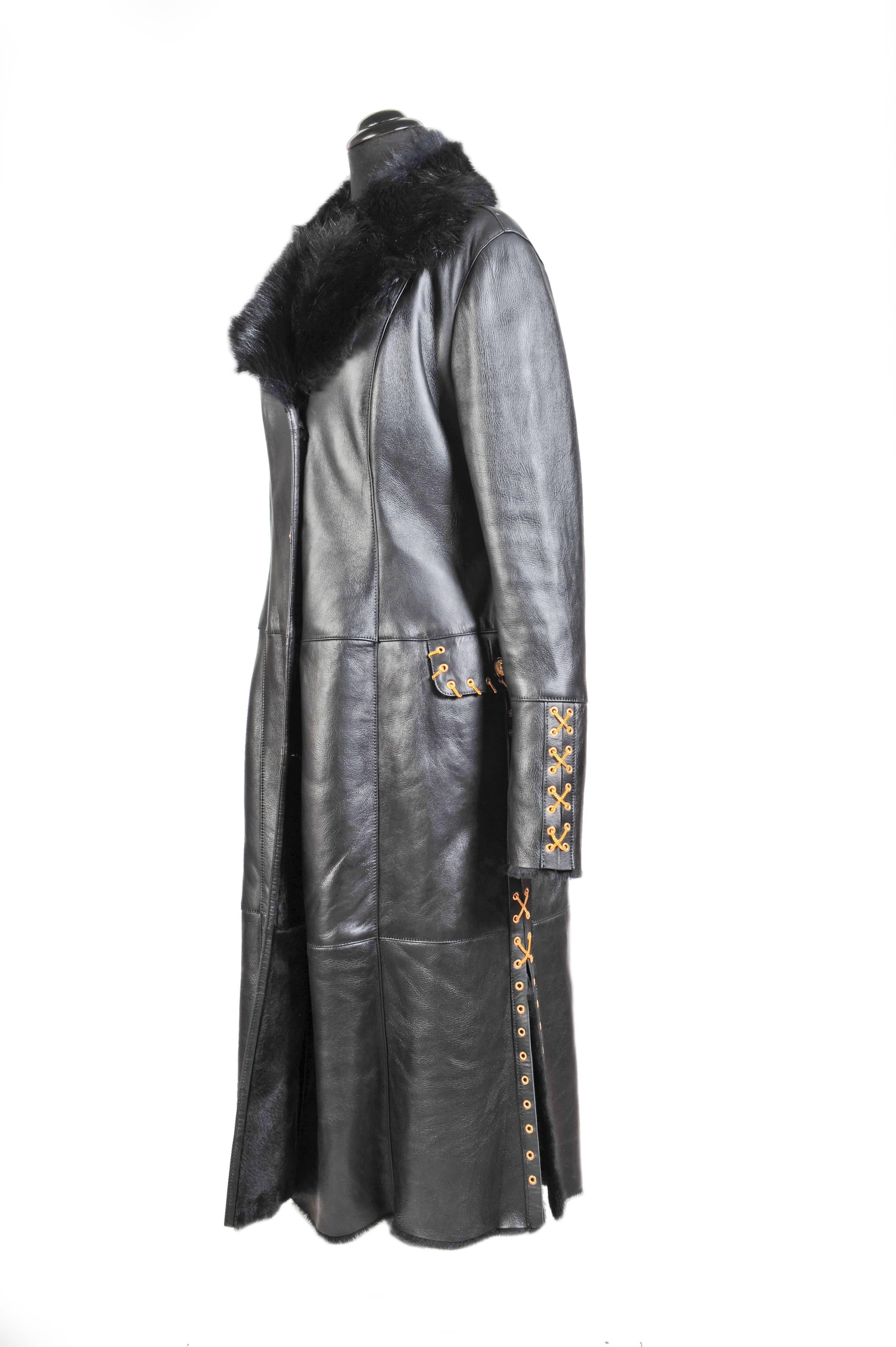 VERSACE VERSUS

SHEARLING COAT

Crafted with the heritage label's meticulous attention to detail, this statement style is an investment in forever fashion.
 
Gold Lion Head buttons
Gold chain detail
Two side pockets

Size 46 or US 10
the