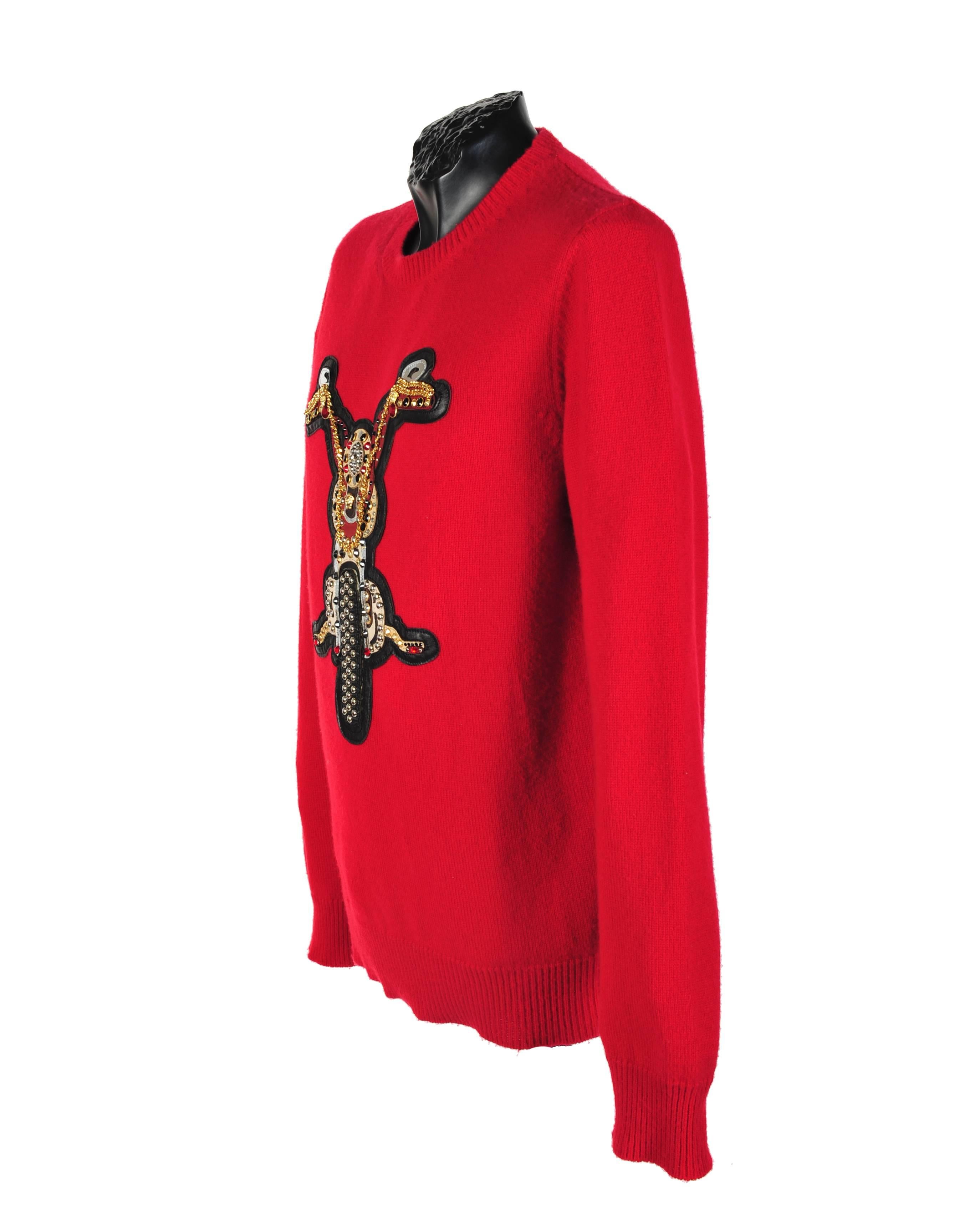 VERSACE RED JEWEL EMBELLISHED 100% CASHMERE CREWNECK SWEATER im Zustand „Neu“ im Angebot in Montgomery, TX