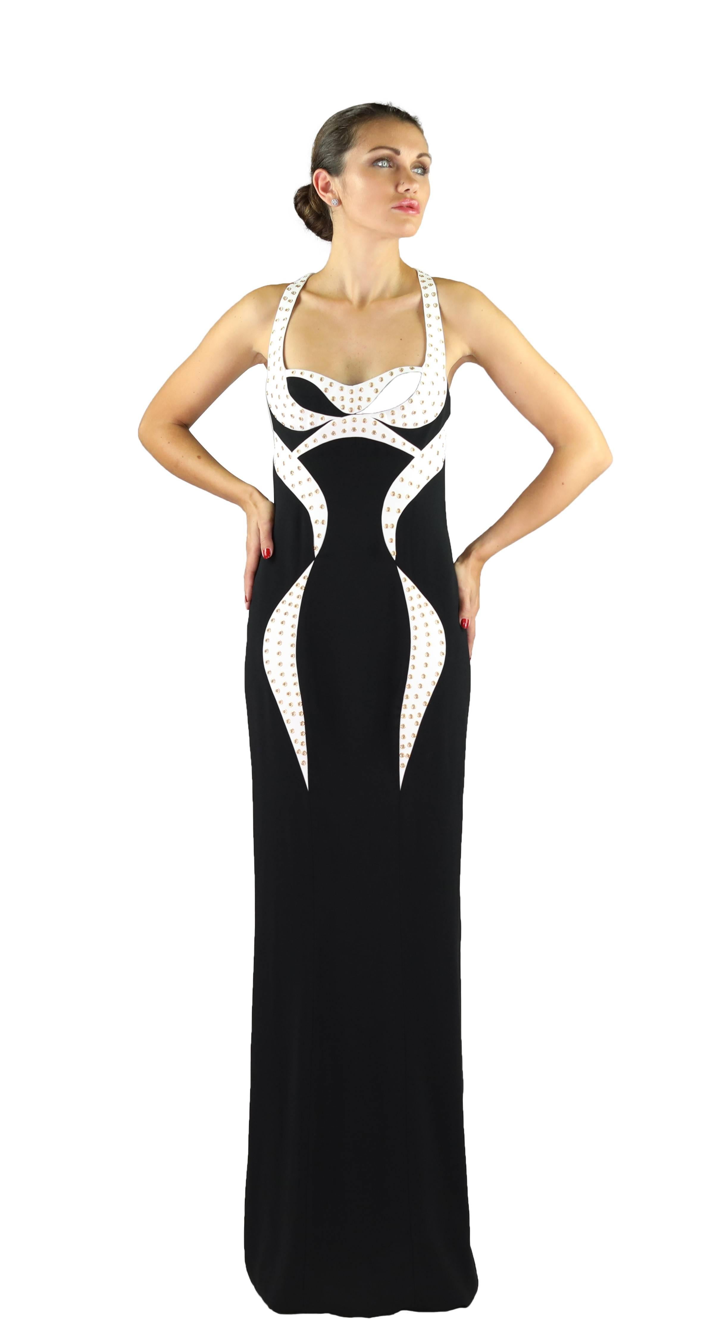 Versace 

Black and White Gown is finished with gold eyelets.

Made in Italy

IT Size: 38 - US 2

Brand New