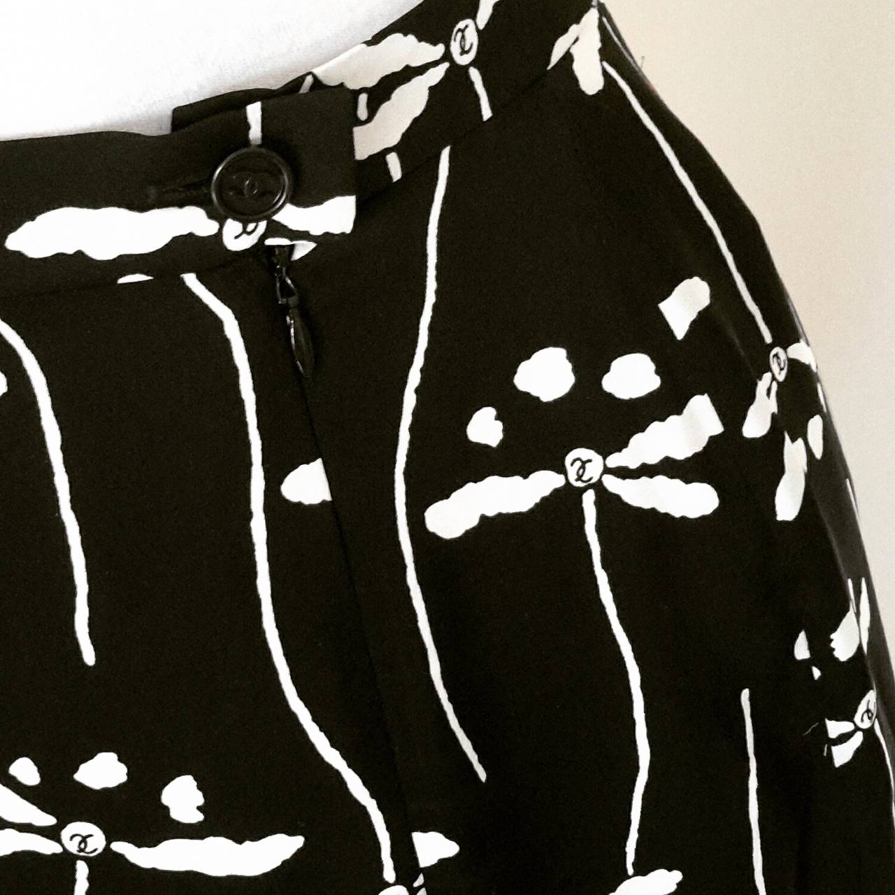 Chanel black and white dragonfly logo silk skirt, from spring 1998.

This beautiful skirt is made from 100% silk, and has slits at the front and back, giving it the most essential movement as the silk glides over the skin.

Excellent condition,