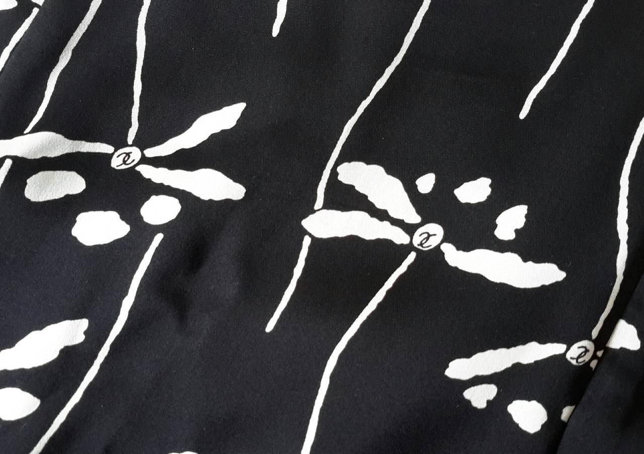 Women's Chanel black and white dragonfly logo silk skirt For Sale