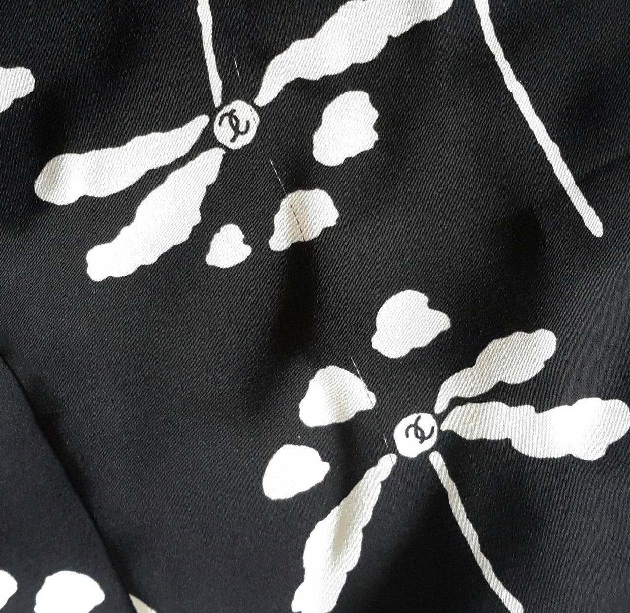 Chanel black and white dragonfly logo silk skirt In Good Condition For Sale In LONDON, GB