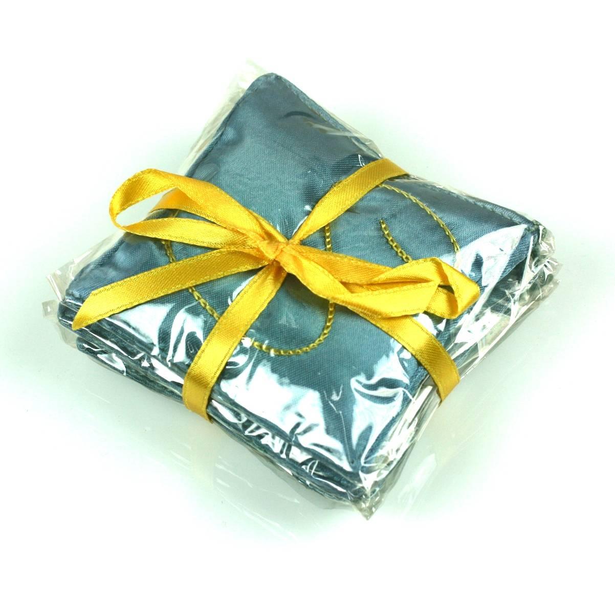 Schiaparelli's Mint in Box, Sleeping perfume sachets.of Sleeping blauem Seidensatin, handgestickt mit Schiaparelli's Unterschrift S. Noch duftend verpackt in der originalen ungeöffneten Celophan, gebunden mit leuchtend gelben Band.
Ausgezeichneter