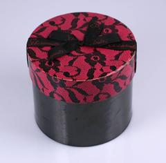 Boîte à chapeau miniature surréaliste de cartes à jouer d'Elsa Schiaparelli