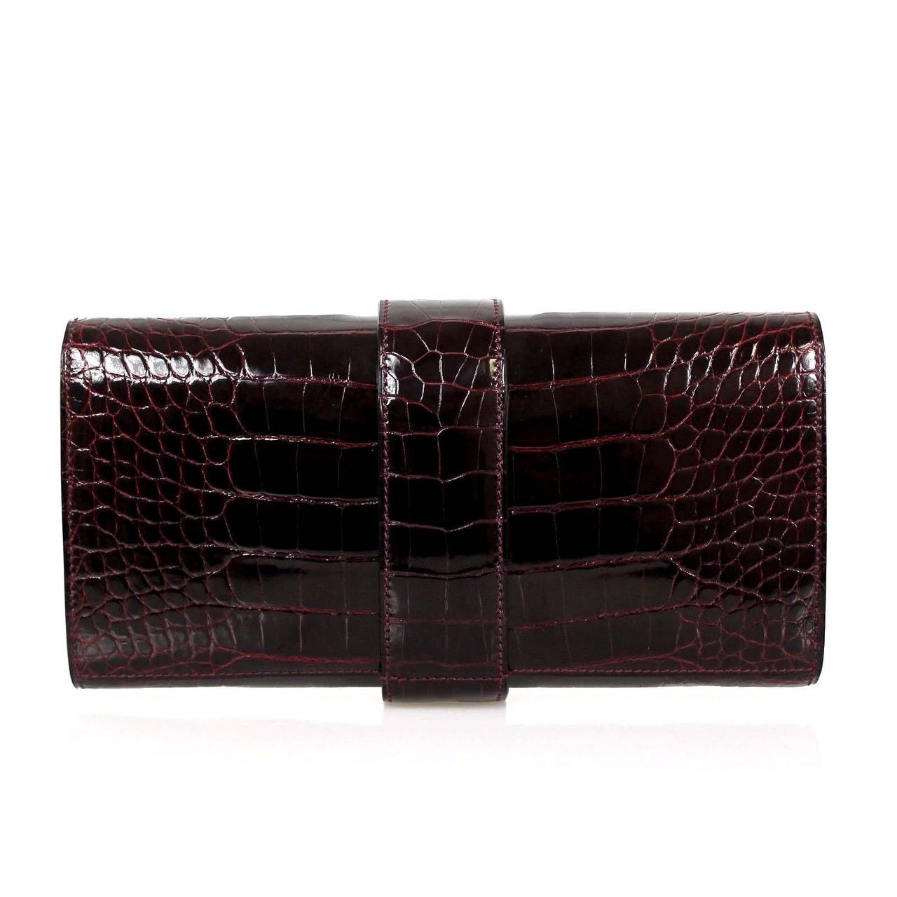 The bag features:. Signature stud lock closure. 

Material: shiny nilo crocodile.

 Color: black. Hardware: palladium. 

Condition: excellent. Made in France.

Includes: Dustbag, Box, and Cites

DOES NOT INCLUDE TAGS