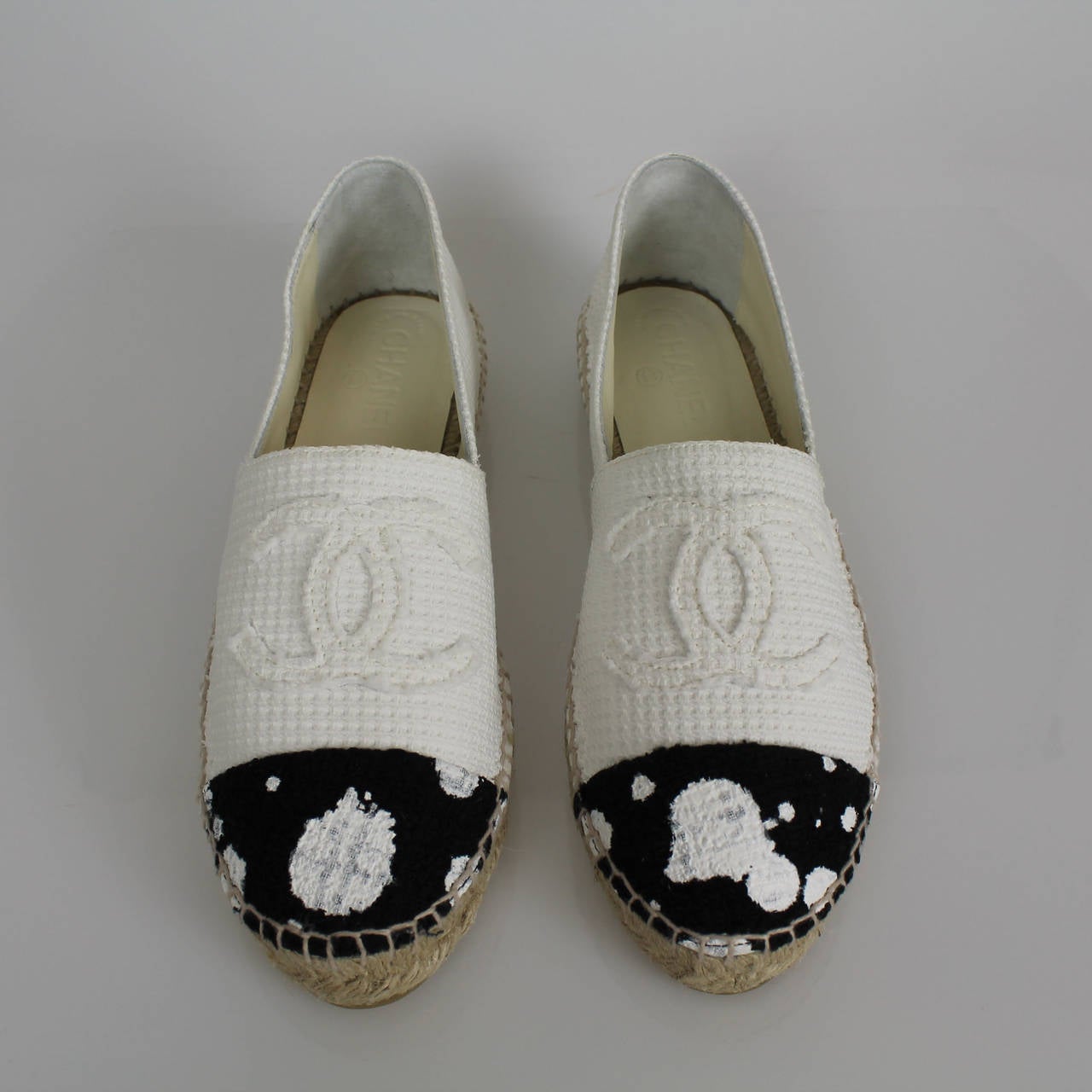 This is an authentic pair of CHANELTweed Espadrilles 41 in White. These espadrilles have a slim mid sole with uppers of White tweed with a Chanel CC logo. Dalmation balck and white print cap toe. These are marvelous espadrilles for a more natural