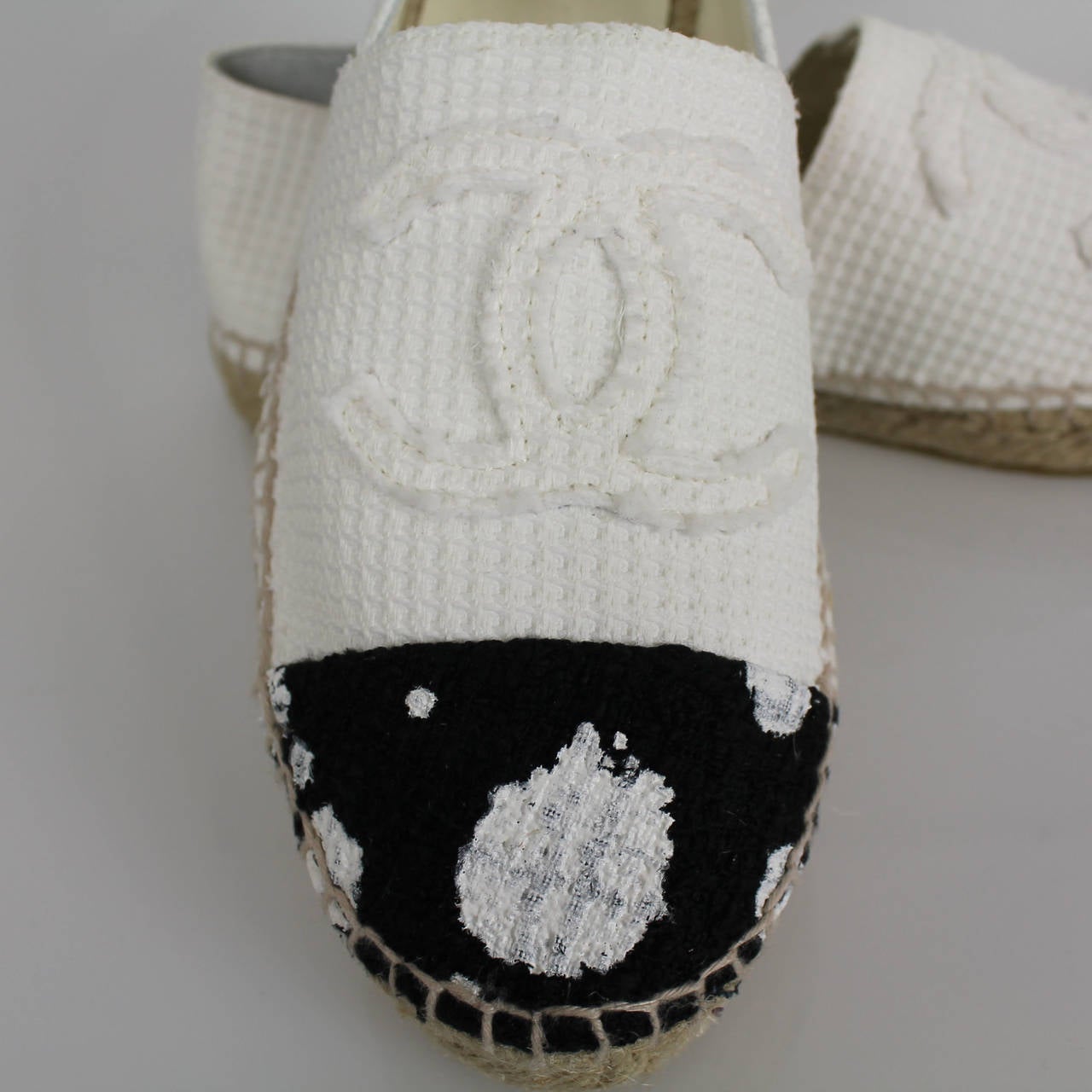 Chanel Black And White Polka Dot Cap Toe Cc Logo Tweed Espadrilles Flats In New Condition In Miami, FL