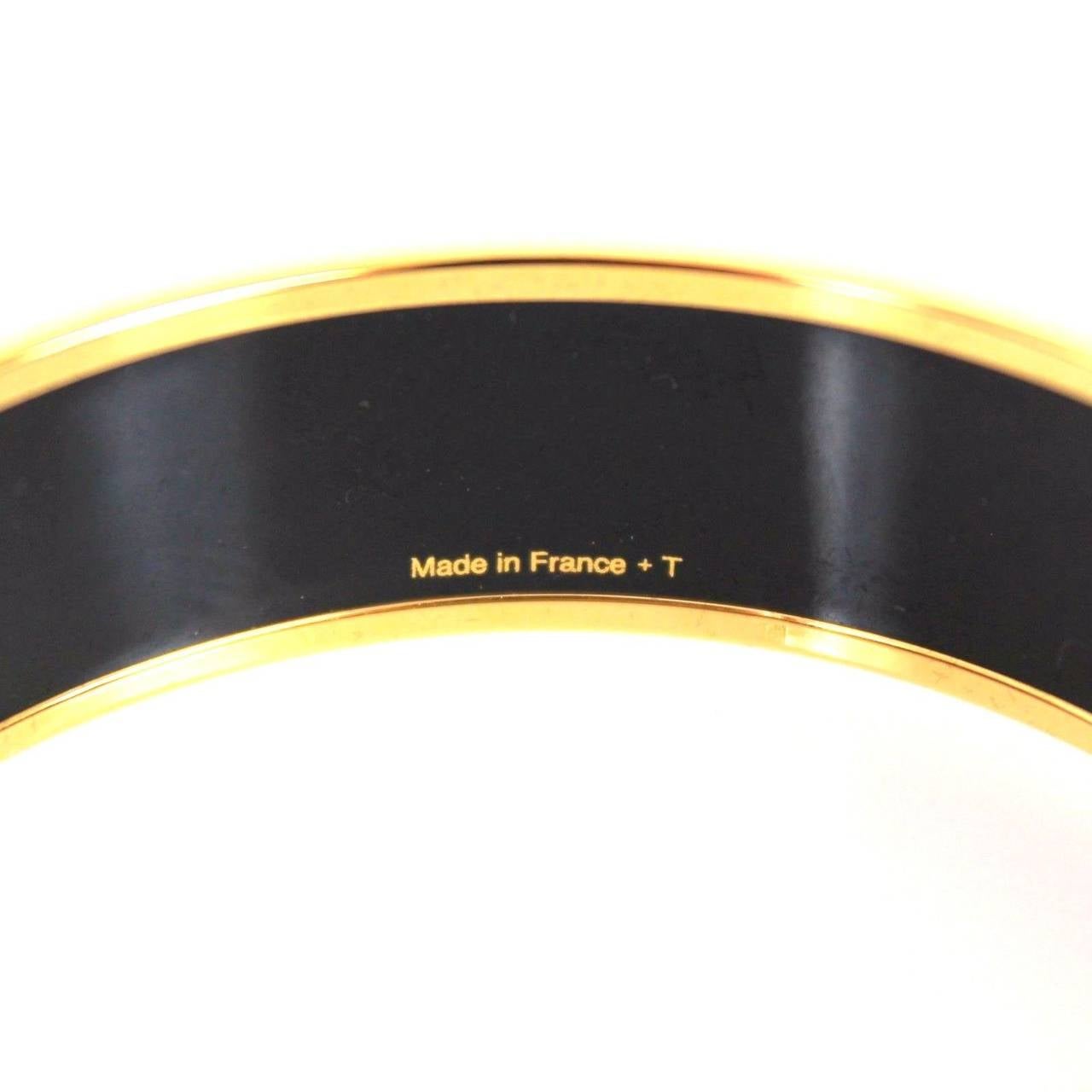 Hermes wide printed enamel bracelet

Gold plated, 1
