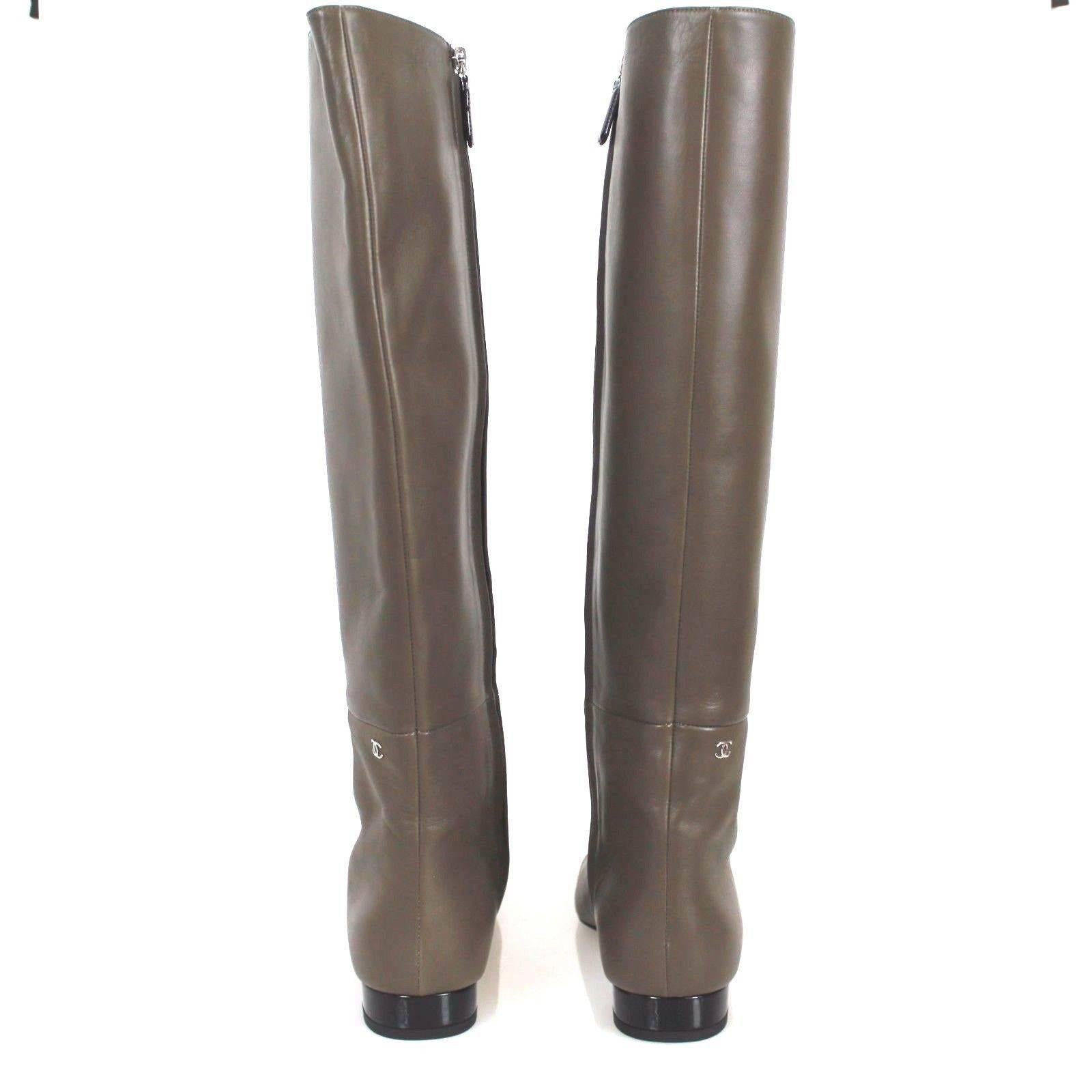 Chanel 2015 riding equestrian style boots, perfect for this fall and winter!
Dark Brown taupe leather with patent leather black cap toes, lined with tan leather.

38.5 EU.

DOES NOT INCLUDE TAGS AND BOX 

Includes: Dust bag
