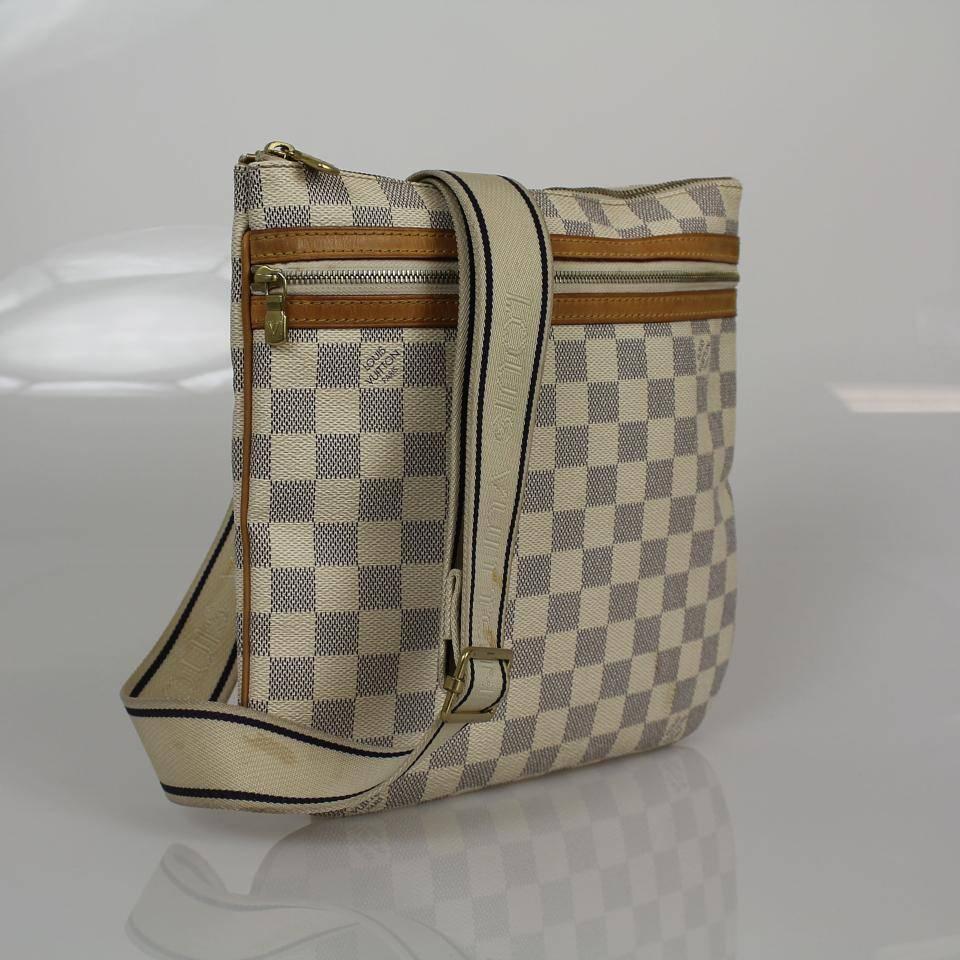 This adorable Louis Vuitton bag will have people turning heads. It's efficient size will allow the comfort ability to carry around and create a casual look. Large spacious interior.

Conditions: exterior scuffs, interior scuffs, aged leather,