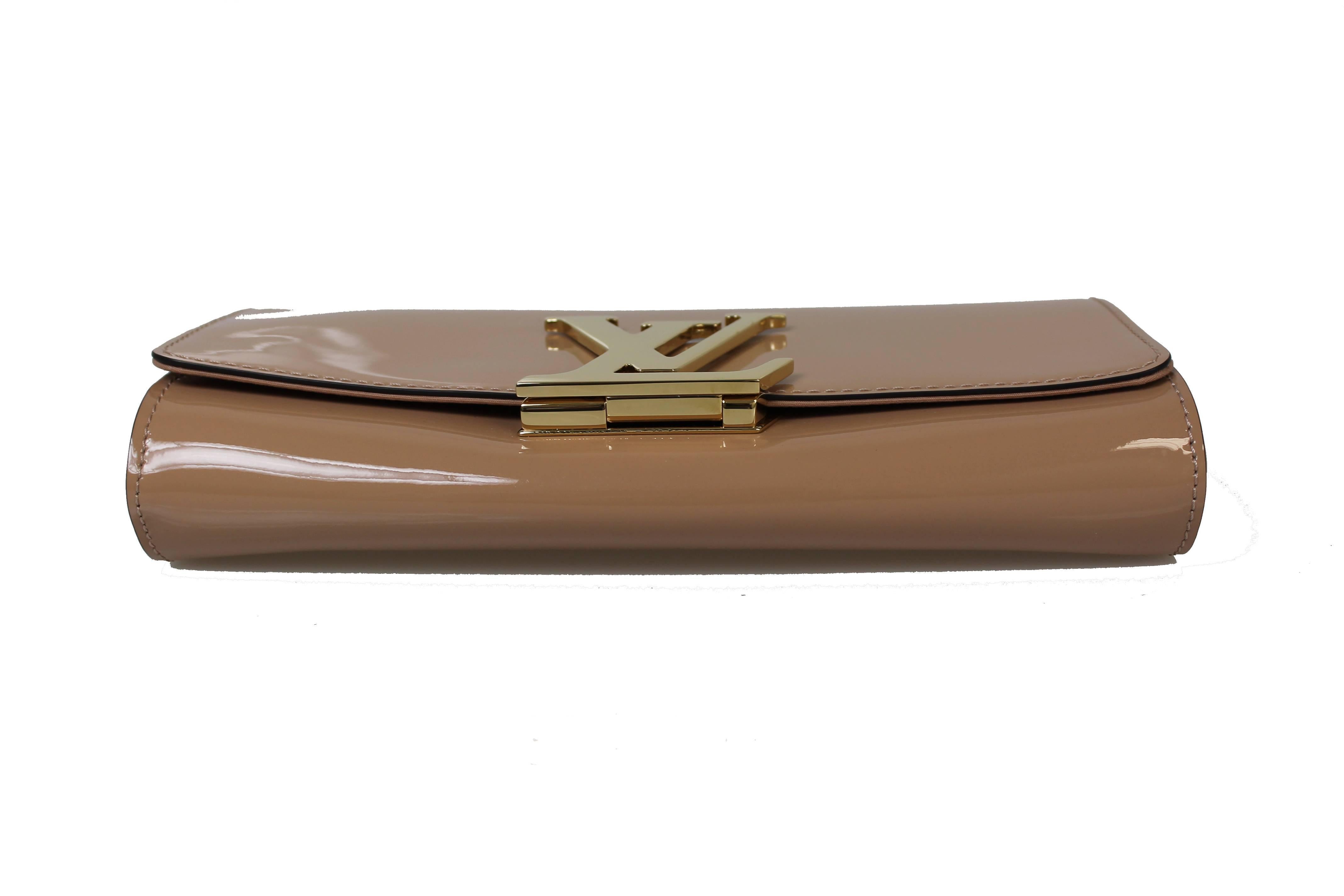 Patent Leather Nude Clutch

Item is new without tags.

Item Description:
9.8 x 5.5 x 2 inches 
(Length x Height x Width) 

