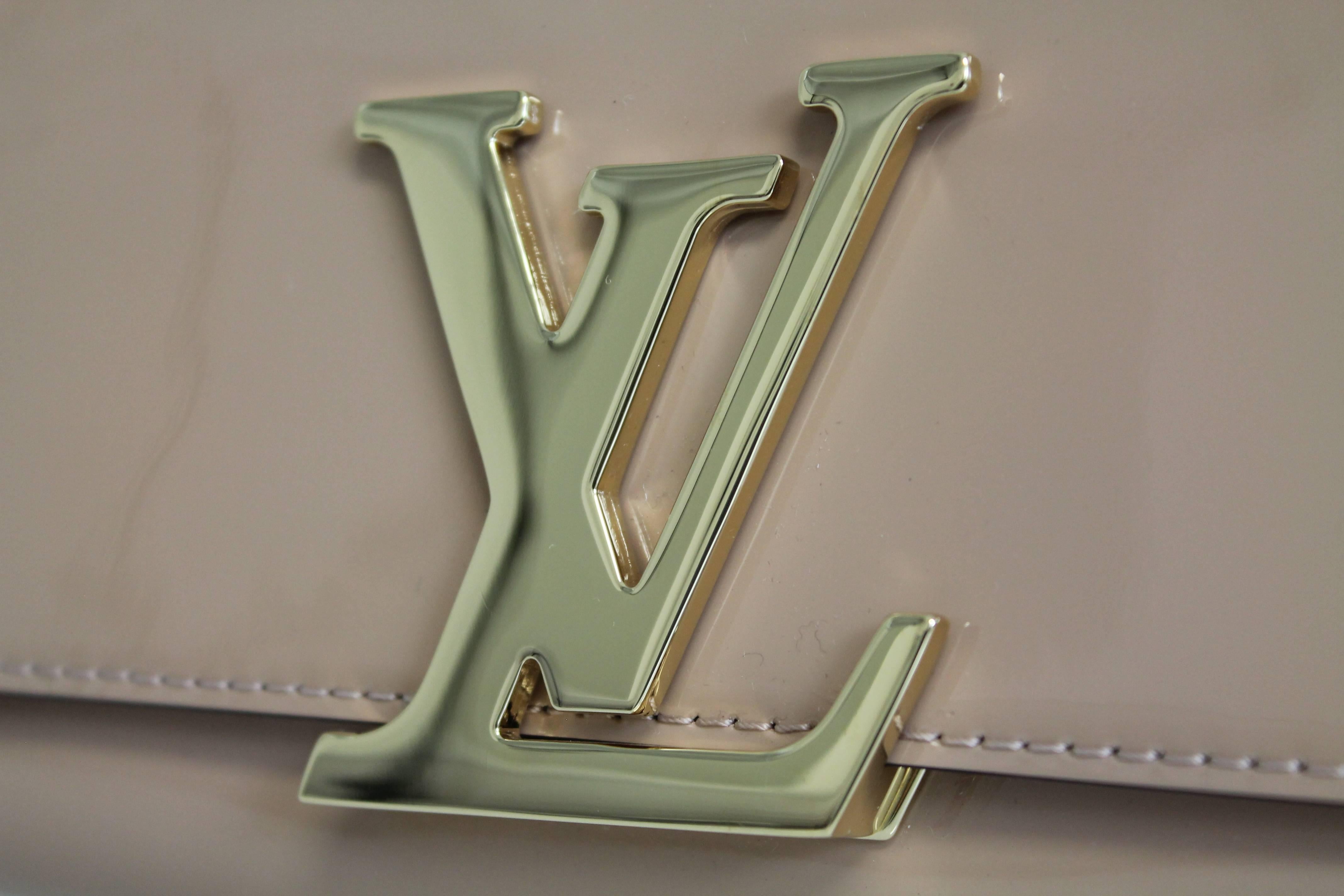 LOUIS VUITTON Patent Leather Nude Clutch In New Condition For Sale In Miami, FL