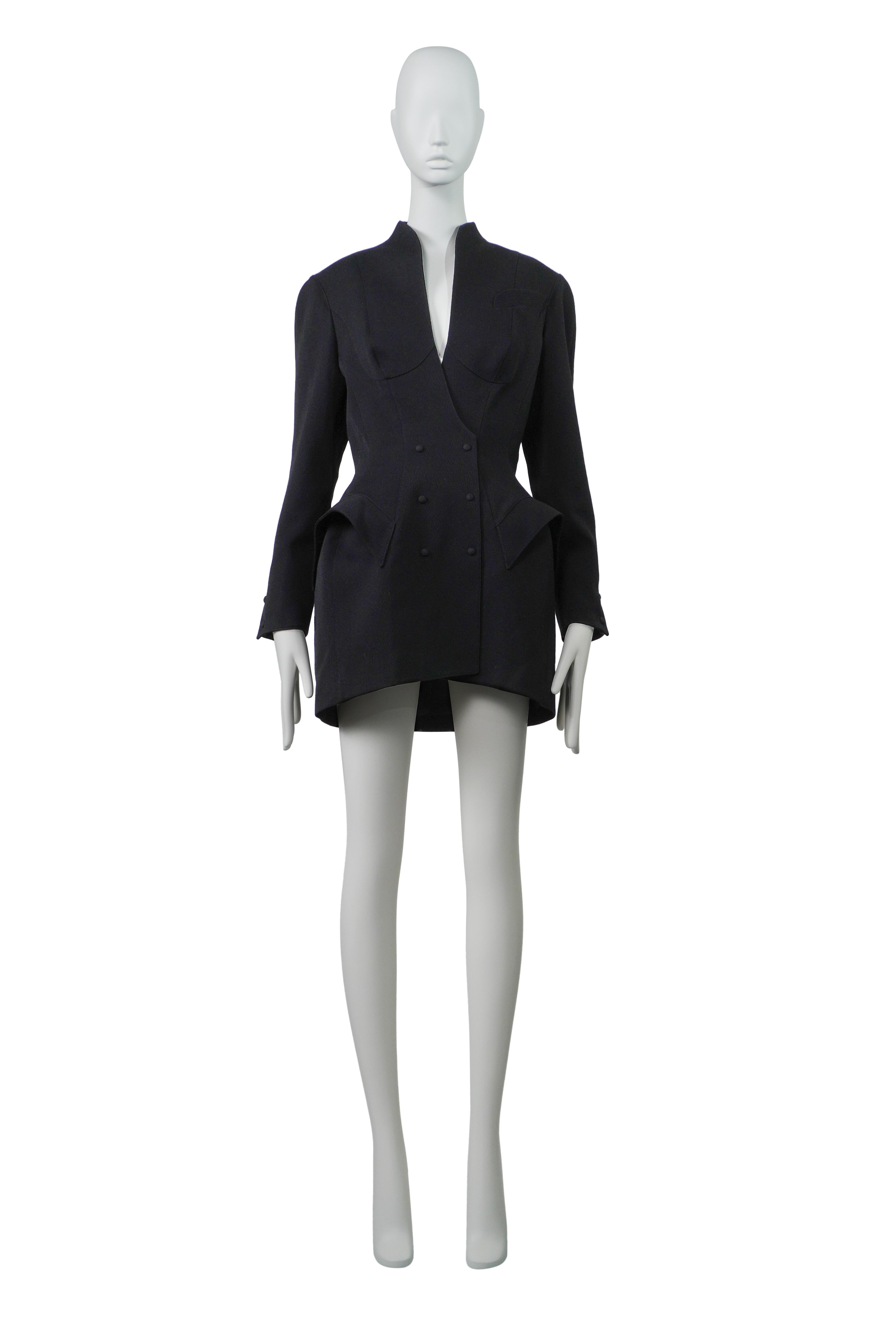 Thierry Mugler Couture Iconic Autunno Inverno 1995 Giacca a Clessidra FR38

Marchio: Thierry Mugler
Designer: Thierry Mugler
Collection'S: Autunno/Inverno 1995 Couture
Materiale: Lana
Colore: nero
Dimensioni: FR38
Prodotto in Francia

Dall'iconica