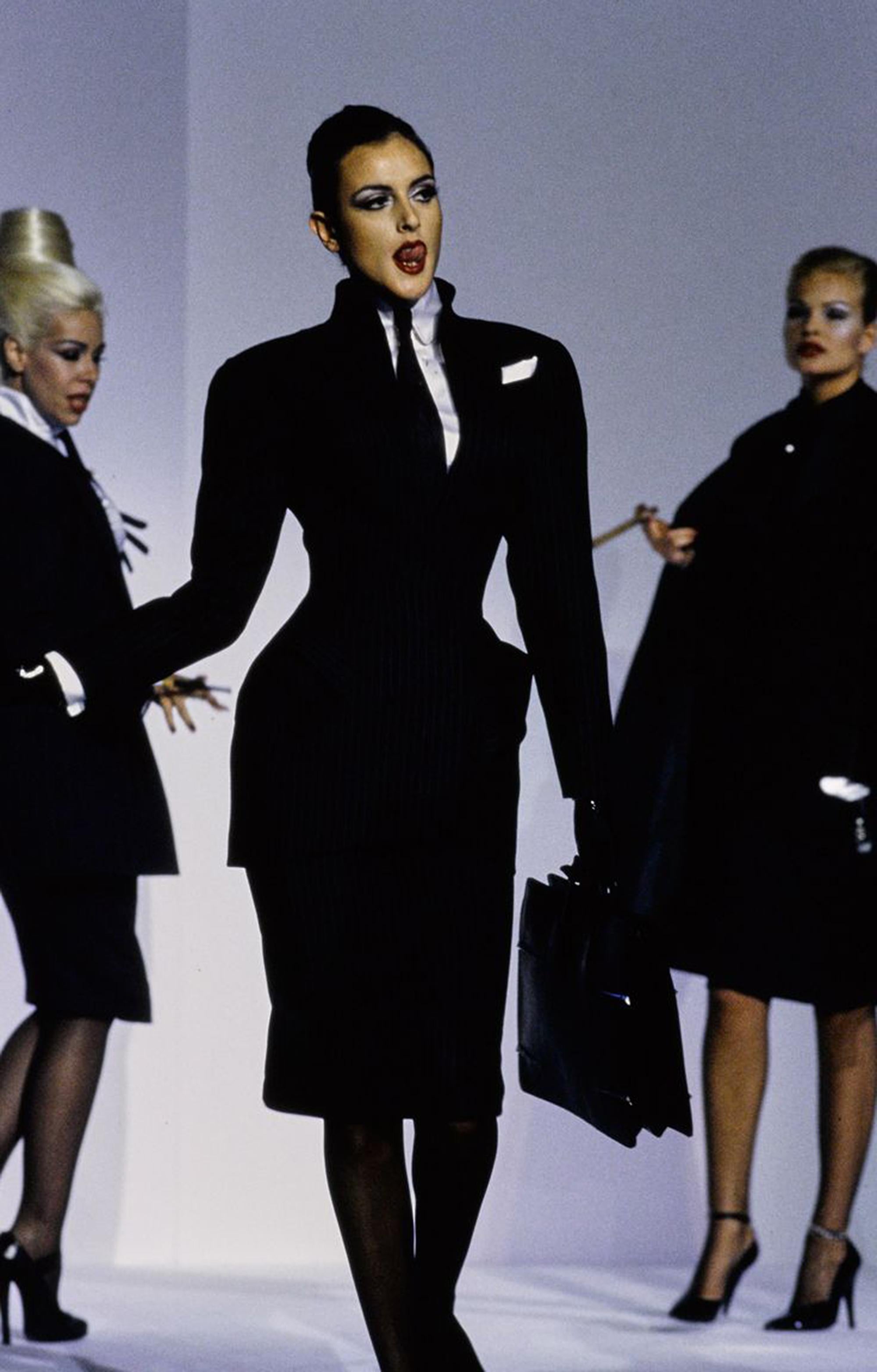 Nero Giacca a clessidra Thierry Mugler Iconic Runway A/I 1995 FR38 in vendita