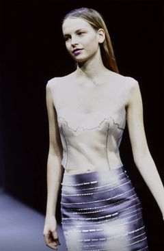 Haut en soie et latex de la collection Prada printemps-été 1998, vu lors du défilé