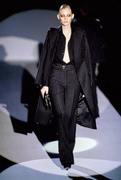 GUCCI par TOM FORD, collection automne-hiver 1996 : manteau à fines rayures présenté lors du défilé et de la campagne publicitaire