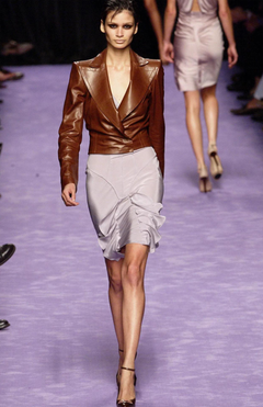 YVES SAINT LAURENT par TOM FORD, collection printemps-été 2003 : jupe à volants vue lors du défilé