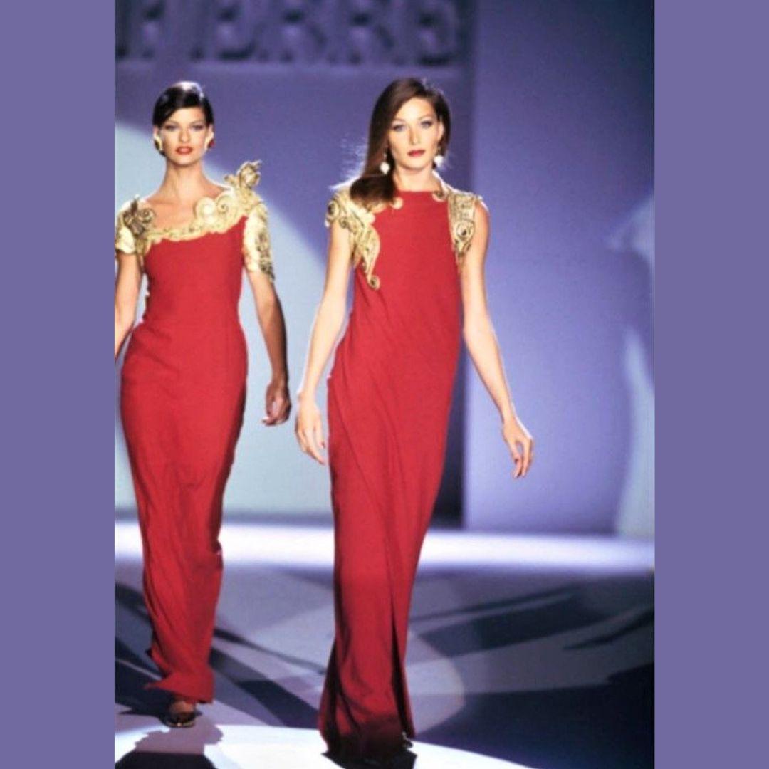 Gianfranco Ferre Runway Rotes Abendkleid mit Goldbesatz Herbst/Winter 1992 Sz 40IT im Angebot 2