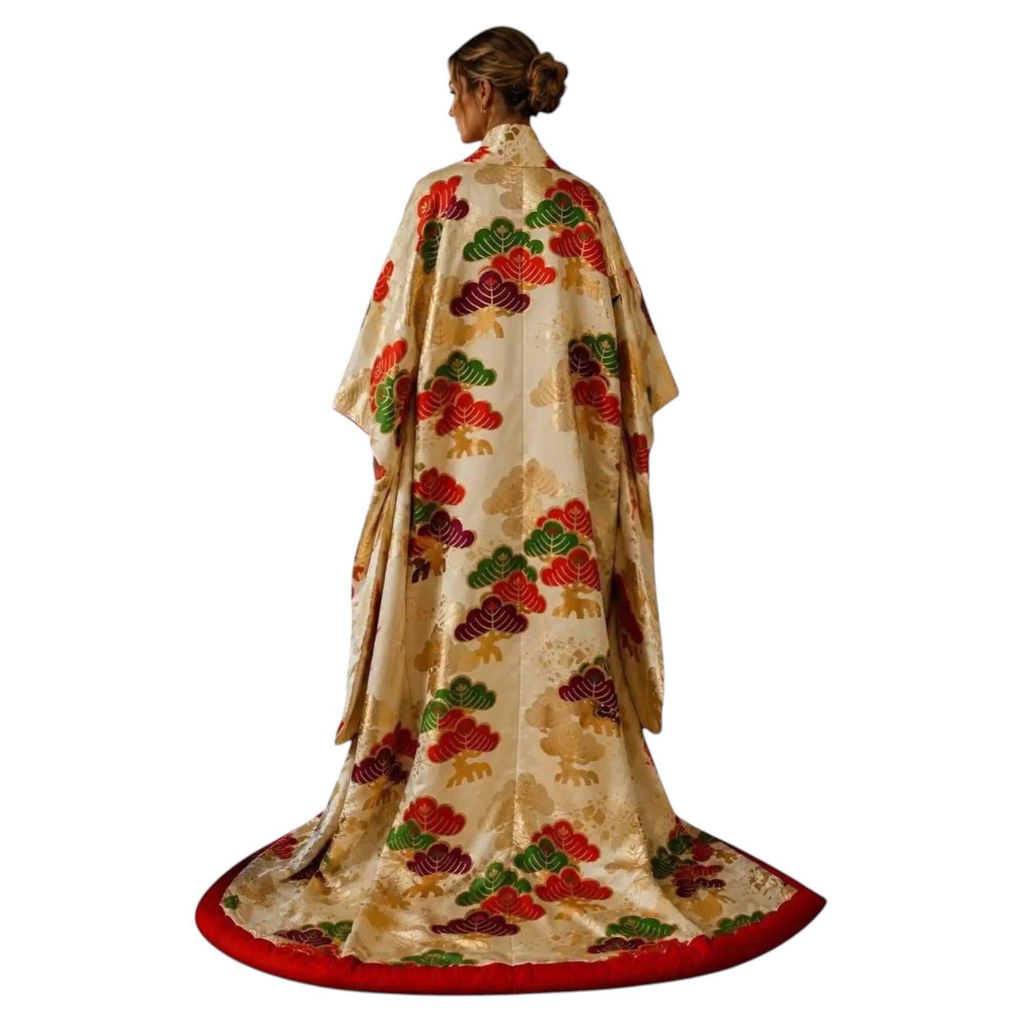 Kimono da sposa uchikake giapponese degli anni '50 in seta color avorio con motivi di pini in broccato dorato in vendita
