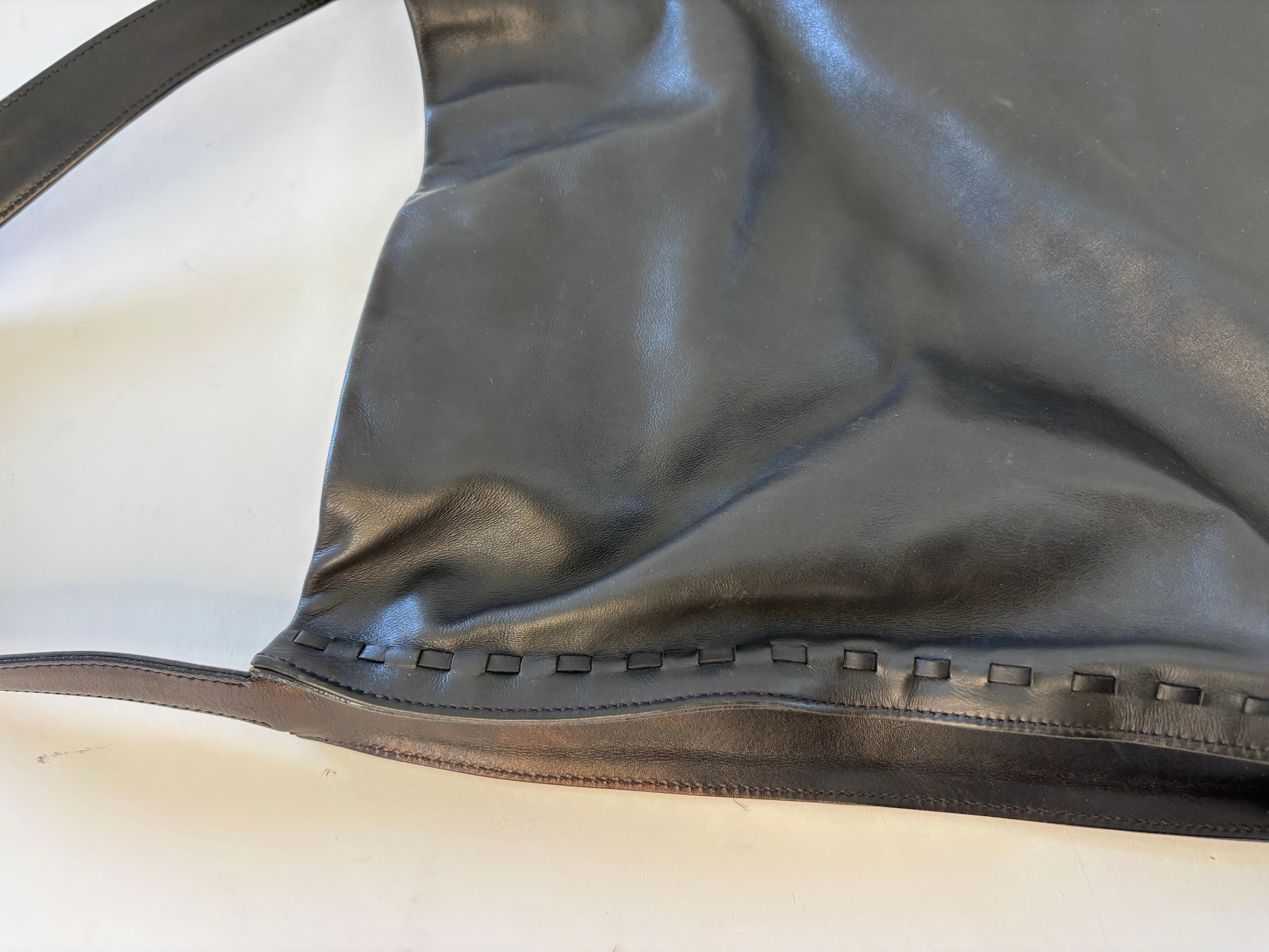 Noir Vintage Coach Fourre-tout en cuir noir en vente