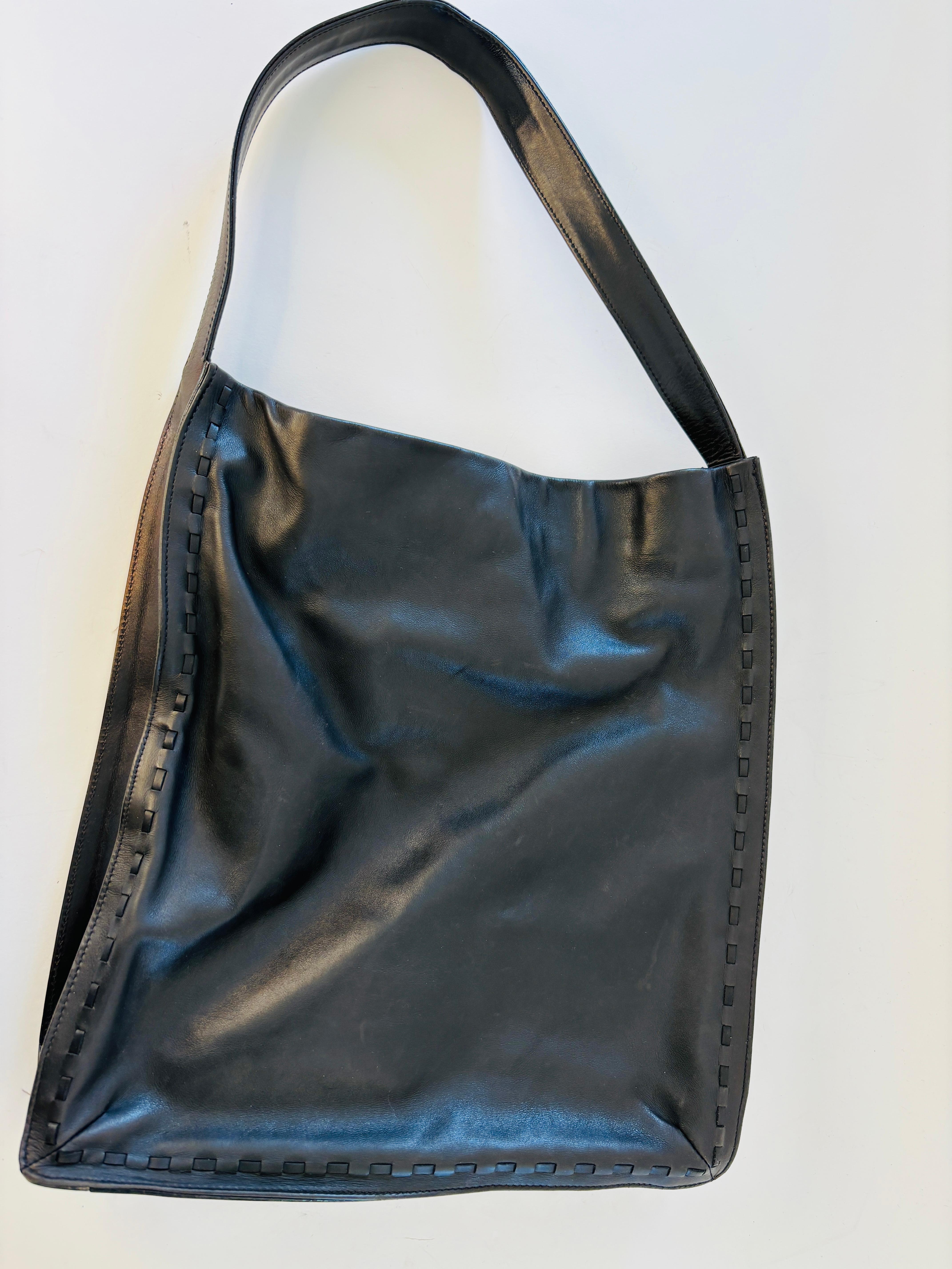 Fourre-tout vintage en cuir noir de Coach.
Rehaussez votre style quotidien avec ce sac à bandoulière vintage Coach Legacy Hobo, un accessoire rare et intemporel de la fin des années 90. Confectionné dans un luxueux cuir de veau noir et orné de