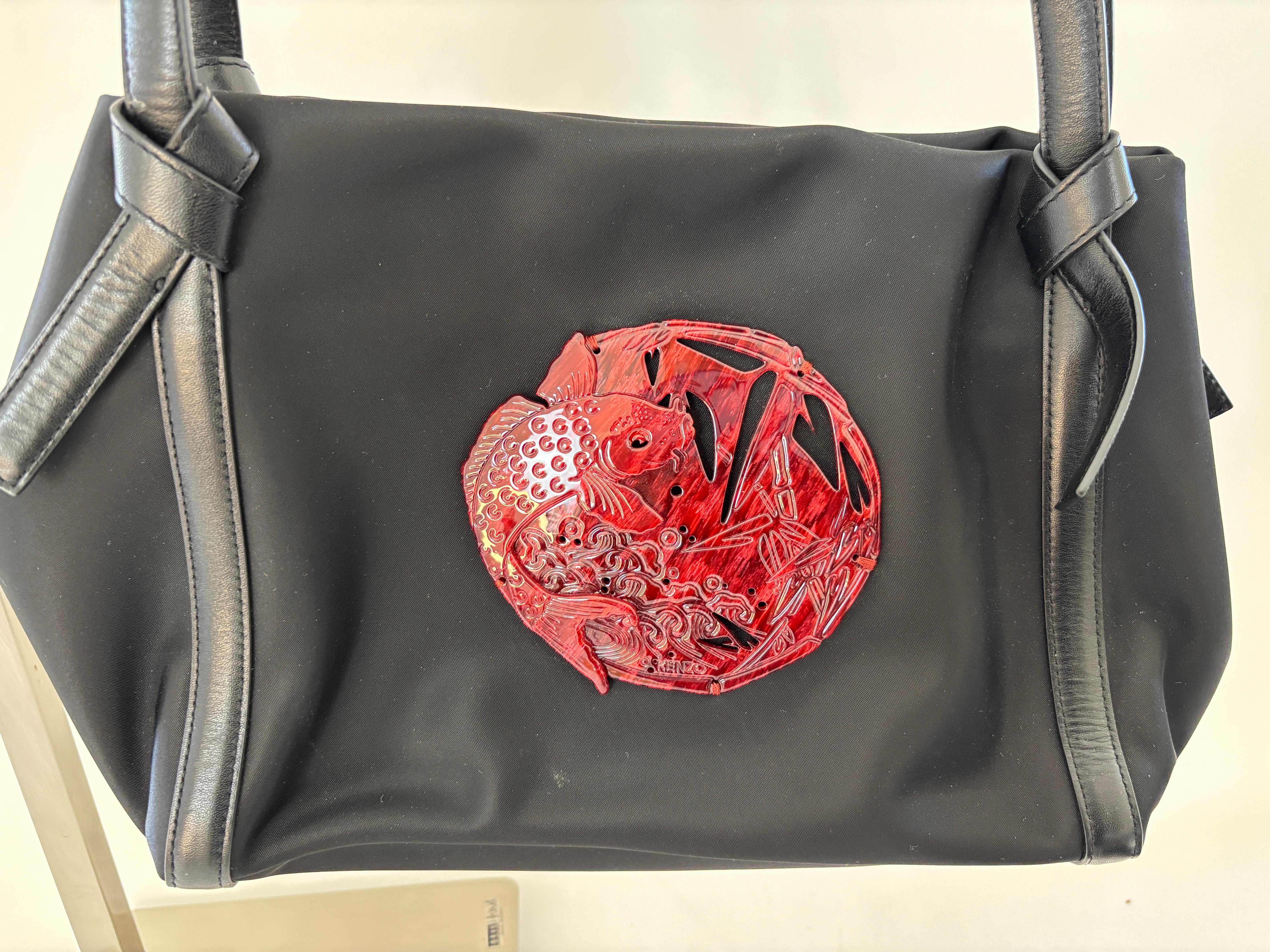 Kenzo Vintage Sac en Nylon Noir avec Poisson Koi en Résine 1990 Unisexe en vente
