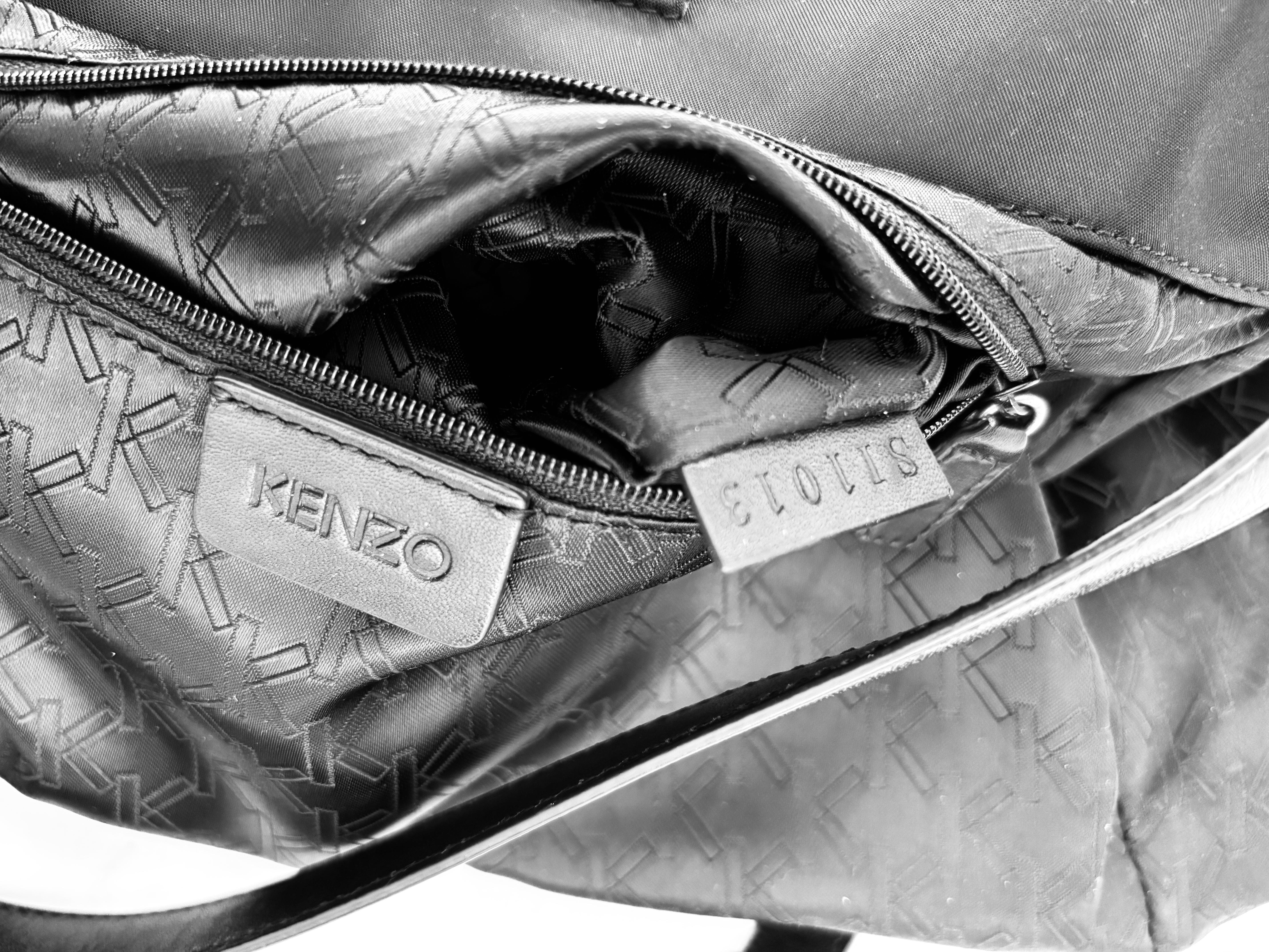 Kenzo Vintage Sac en Nylon Noir avec Poisson Koi en Résine 1990 en vente 1