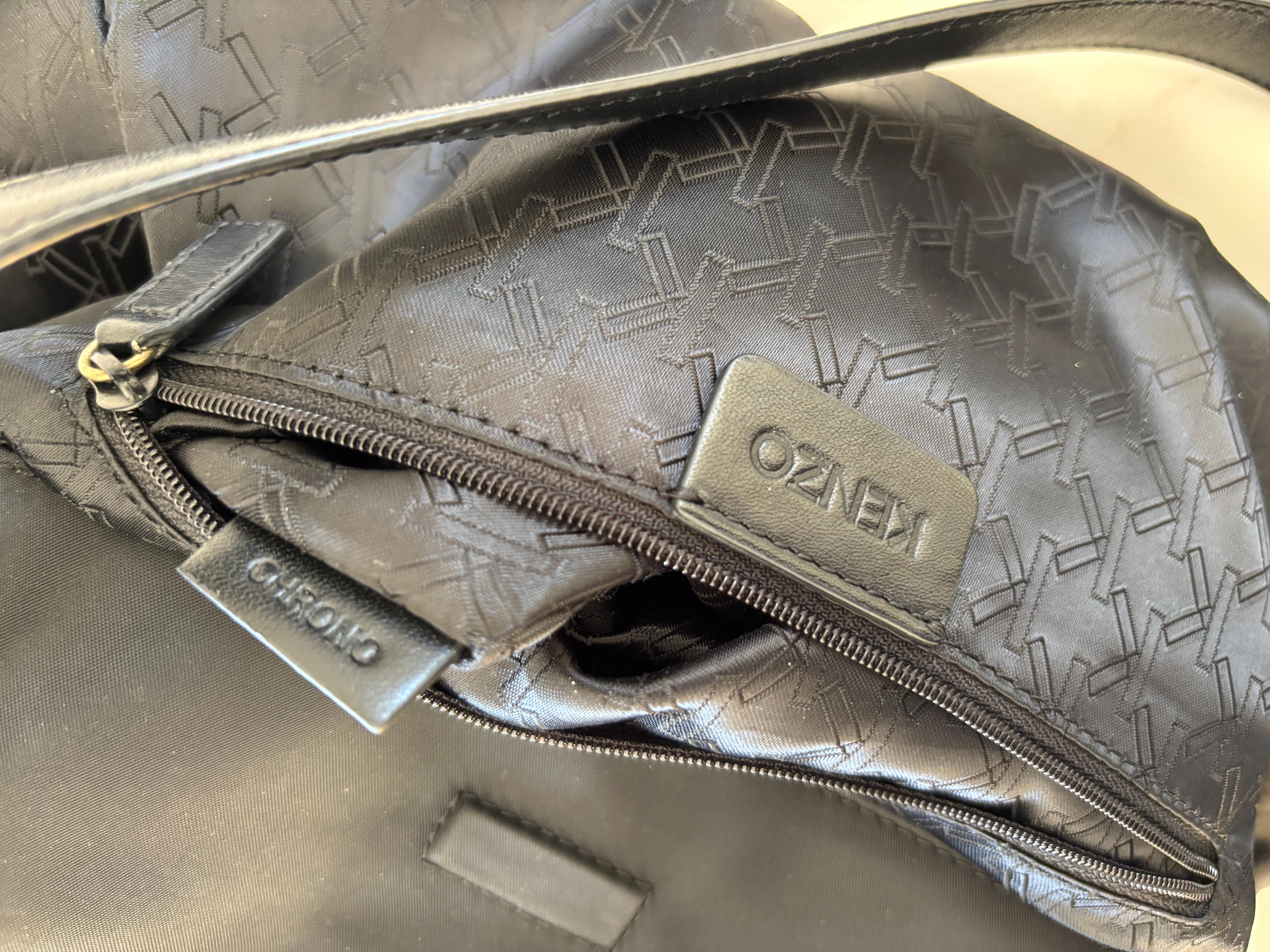 Kenzo Vintage Sac en Nylon Noir avec Poisson Koi en Résine 1990 en vente 2