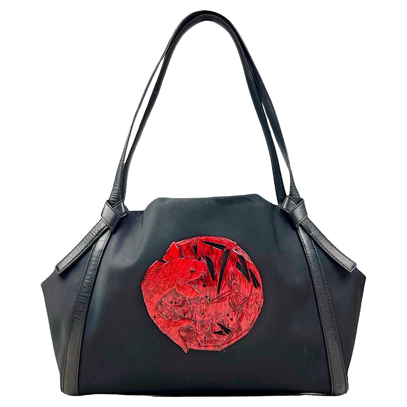 Kenzo Vintage Bolsa de nailon negro con pez koi de resina Años 90