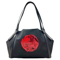 Borsa Kenzo vintage in nylon nero con pesce Koi in resina anni '90